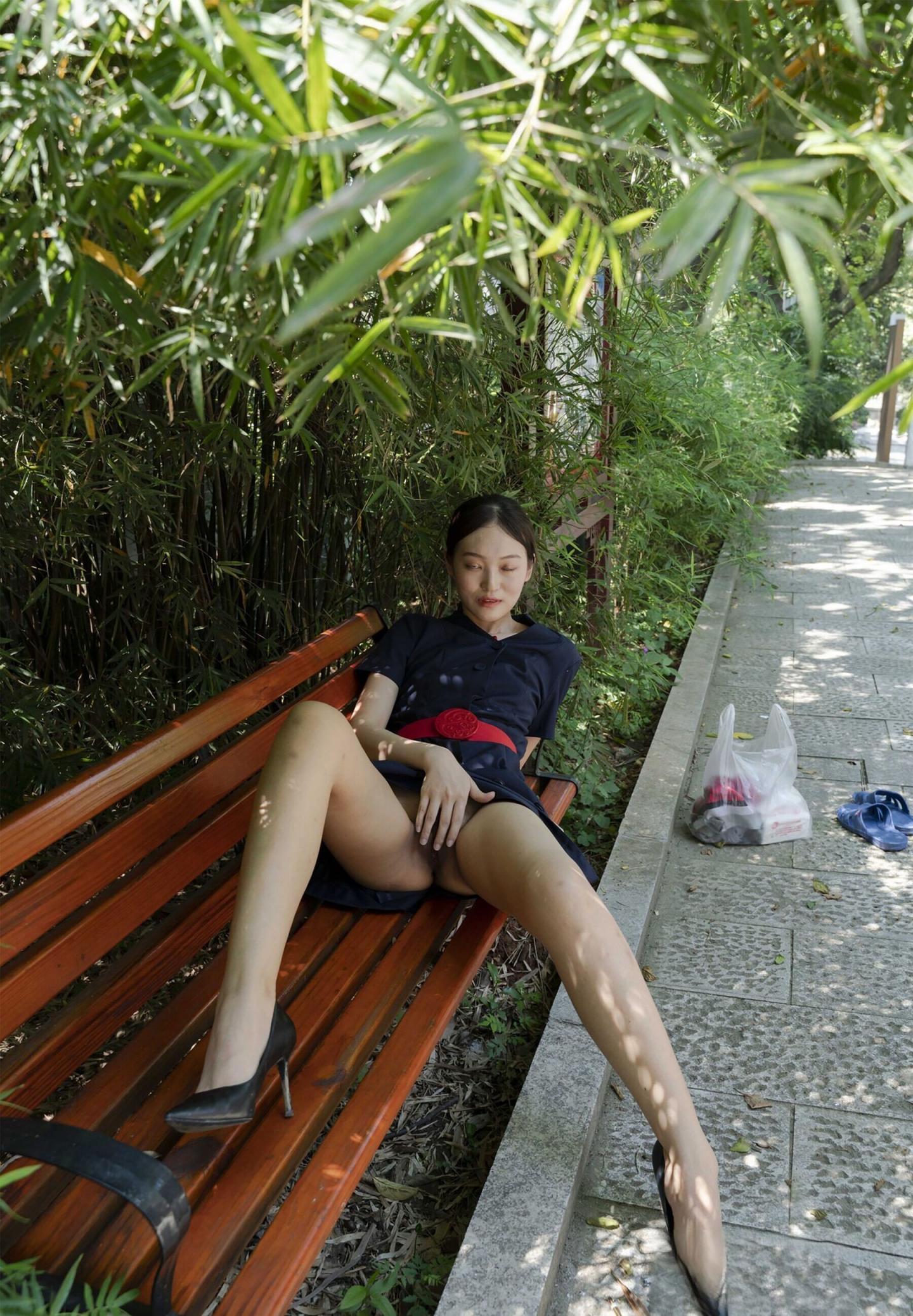 公园长椅上的漏出