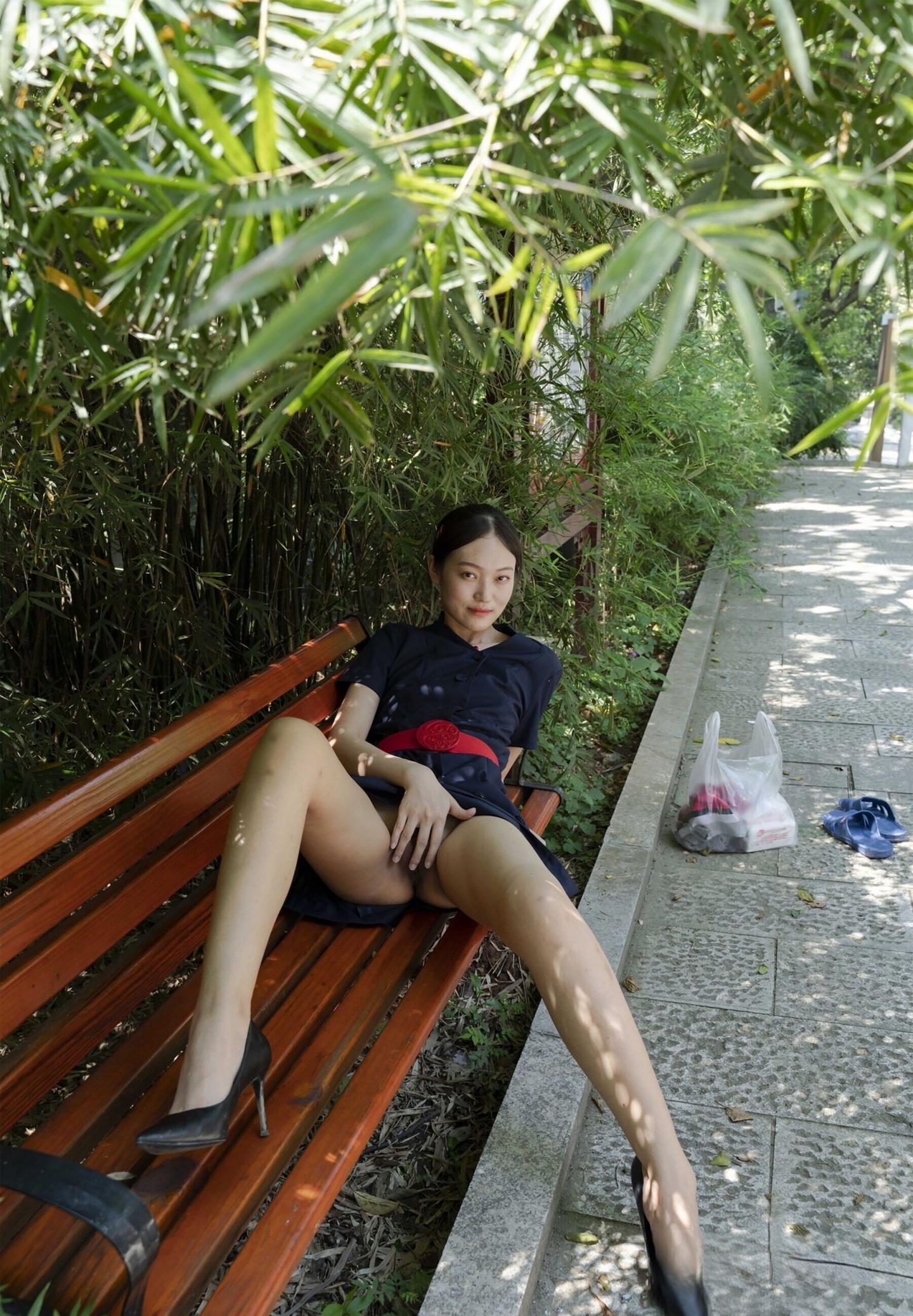 公园长椅上的漏出