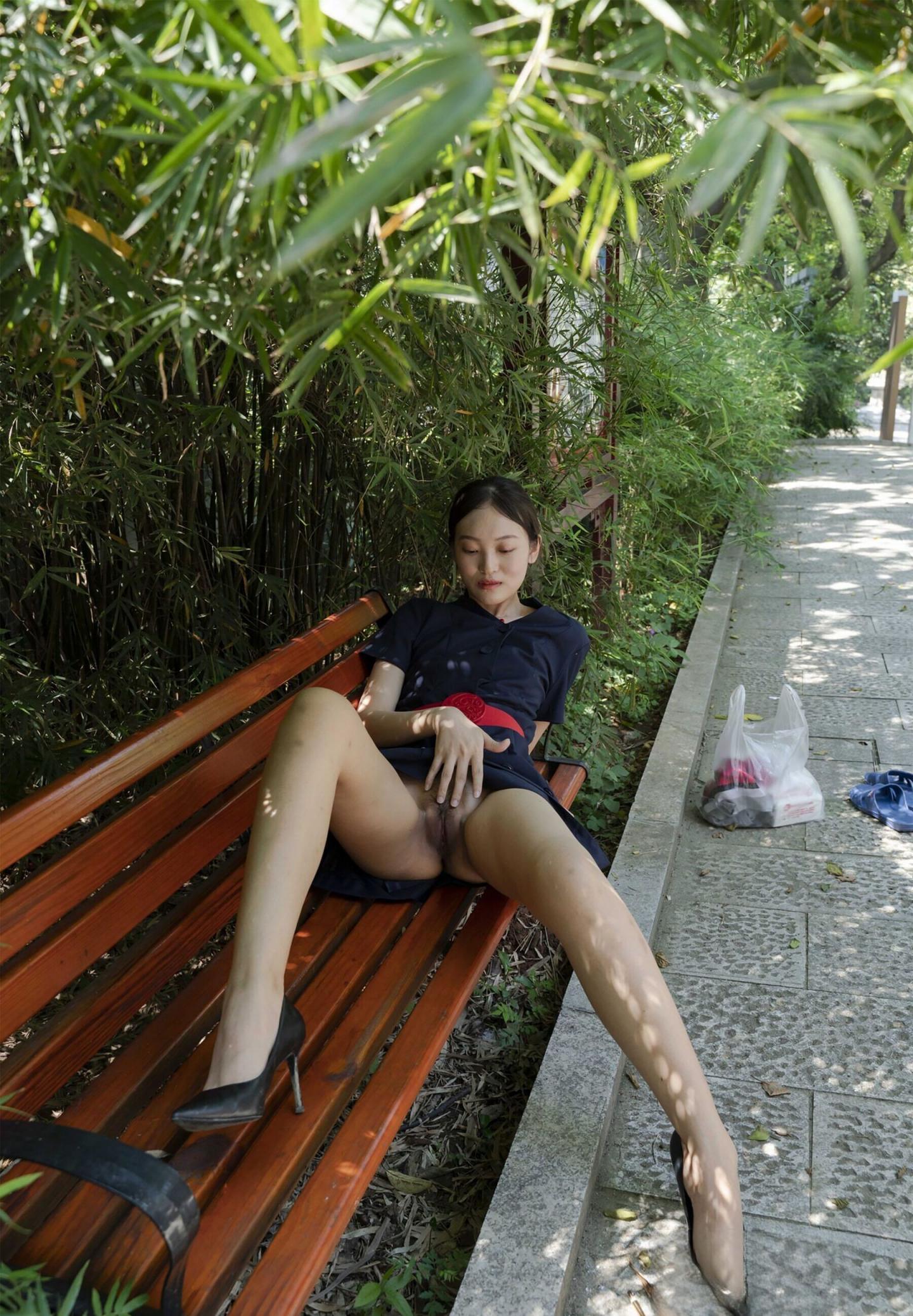 公园长椅上的漏出