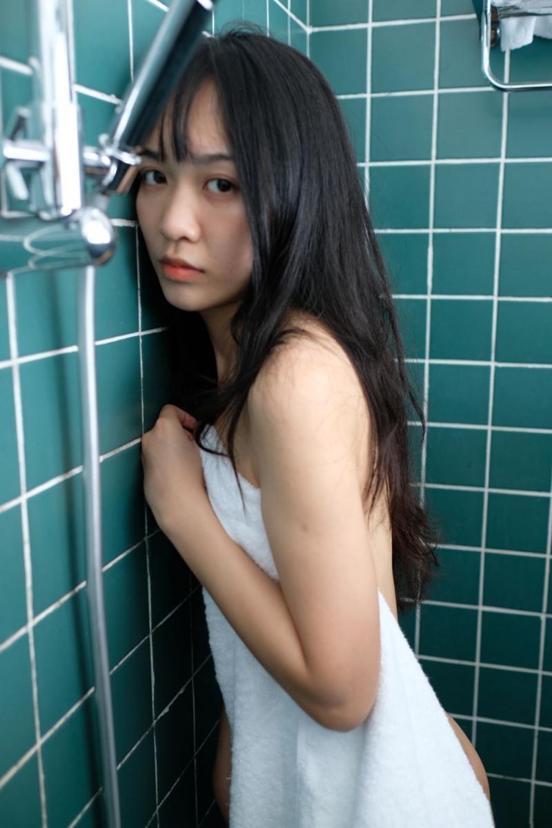 清纯白嫩美女浴室写真