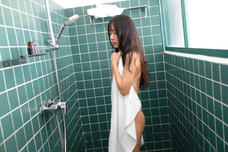 清纯白嫩美女浴室写真