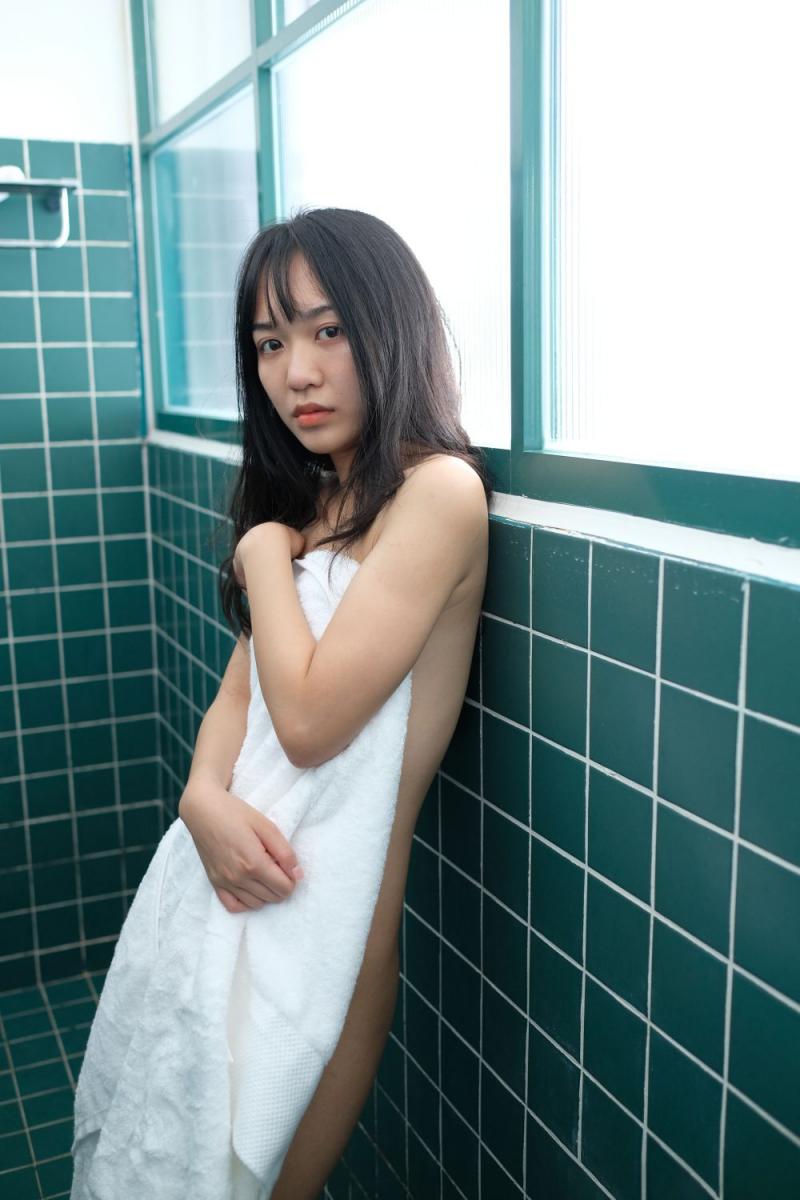 清纯白嫩美女浴室写真