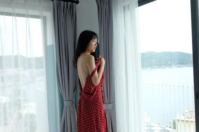 清纯白嫩美女浴室写真