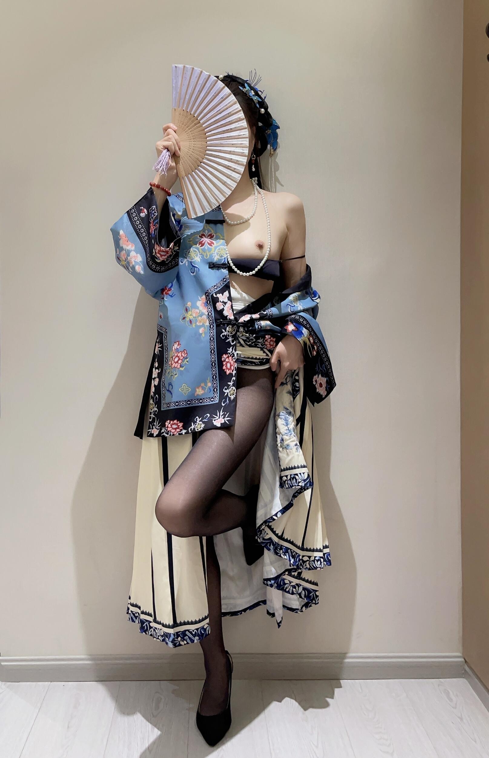 小家碧玉的淫靡真面目：白皙酮体下暗藏着狂野诱惑，每一撩拨都让人血脉膨胀。将反差进行到底（室内篇）。