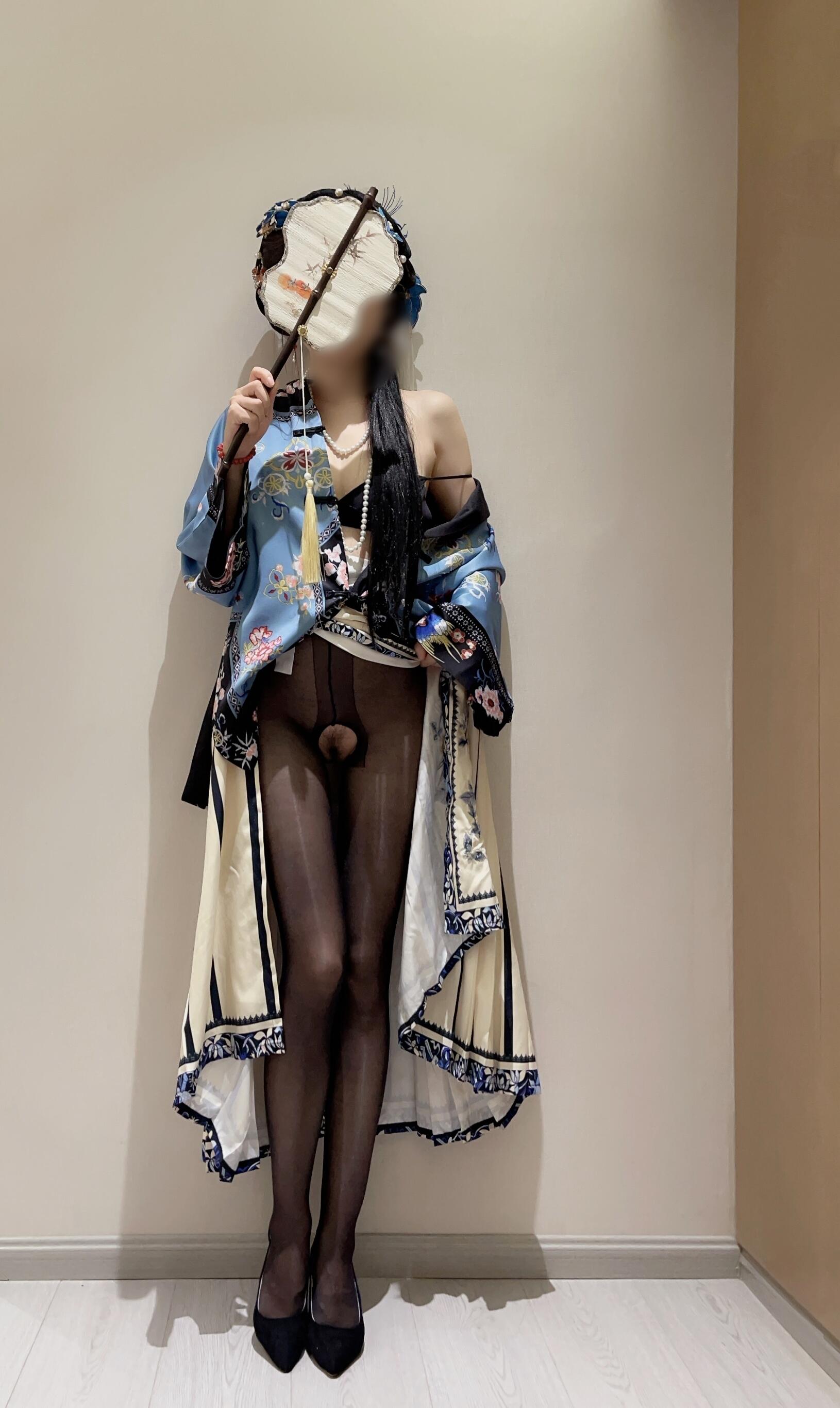 小家碧玉的淫靡真面目：白皙酮体下暗藏着狂野诱惑，每一撩拨都让人血脉膨胀。将反差进行到底（室内篇）。