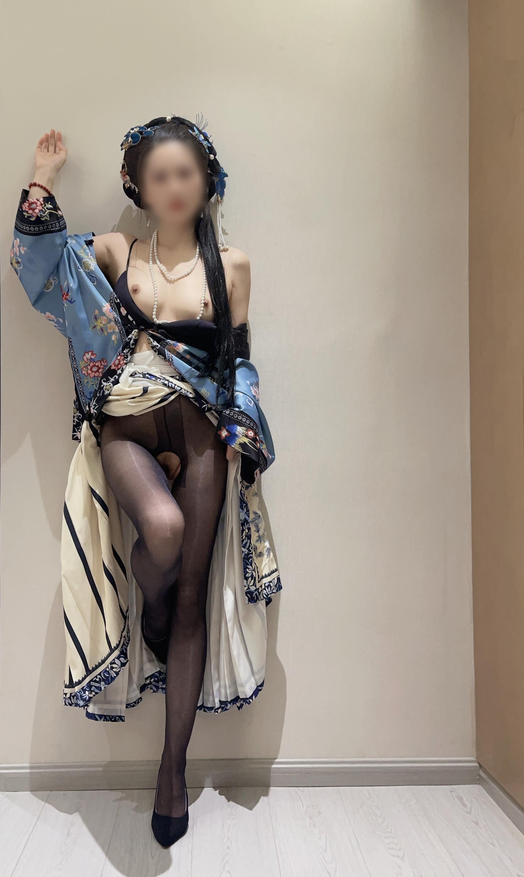 小家碧玉的淫靡真面目：白皙酮体下暗藏着狂野诱惑，每一撩拨都让人血脉膨胀。将反差进行到底（室内篇）。