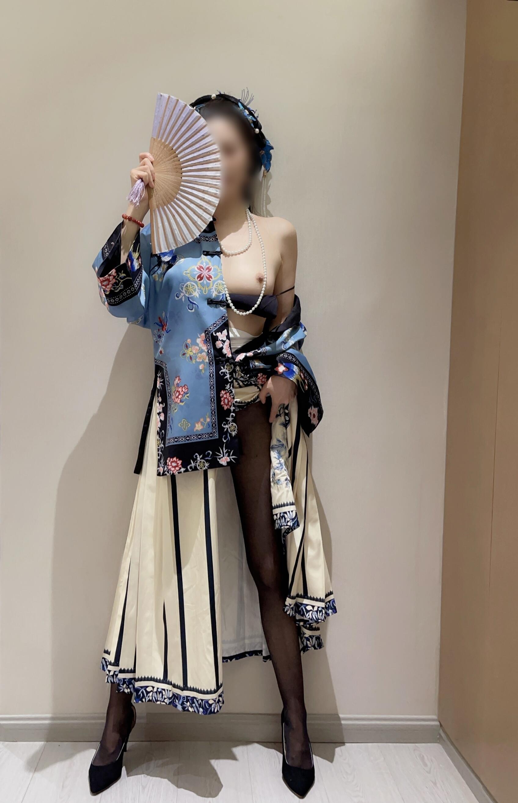 小家碧玉的淫靡真面目：白皙酮体下暗藏着狂野诱惑，每一撩拨都让人血脉膨胀。将反差进行到底（室内篇）。