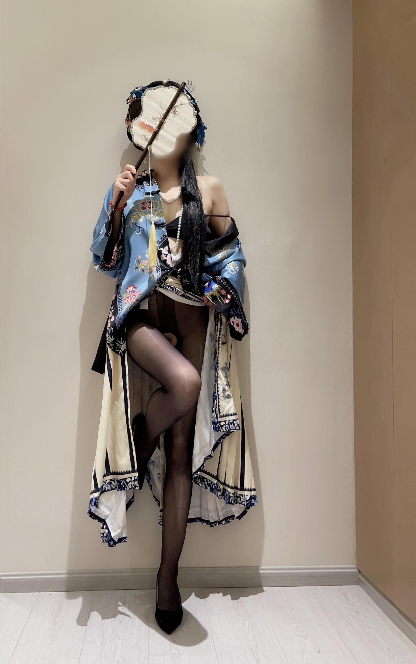 小家碧玉的淫靡真面目：白皙酮体下暗藏着狂野诱惑，每一撩拨都让人血脉膨胀。将反差进行到底（室内篇）。