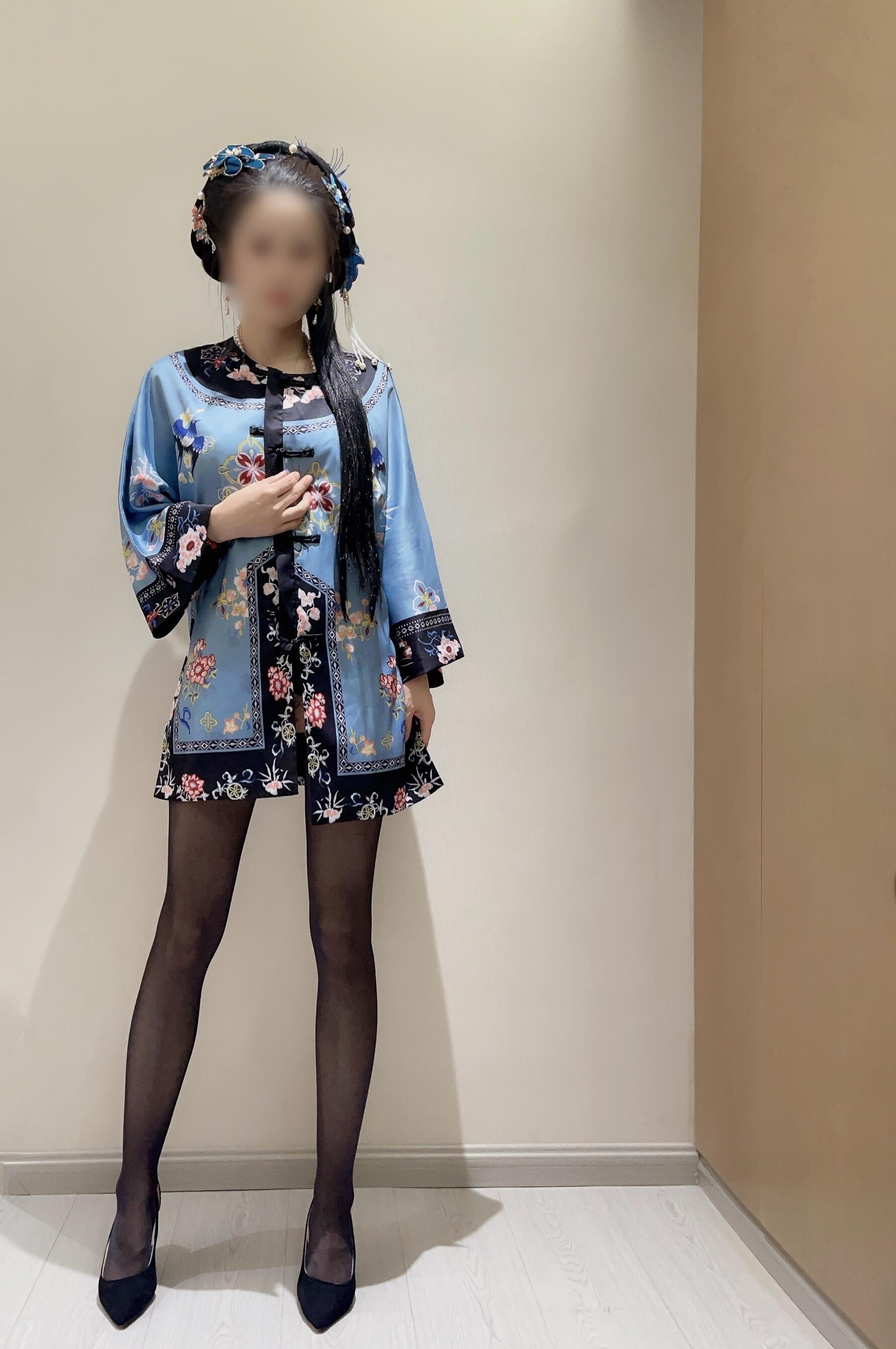 小家碧玉的淫靡真面目：白皙酮体下暗藏着狂野诱惑，每一撩拨都让人血脉膨胀。将反差进行到底（室内篇）。