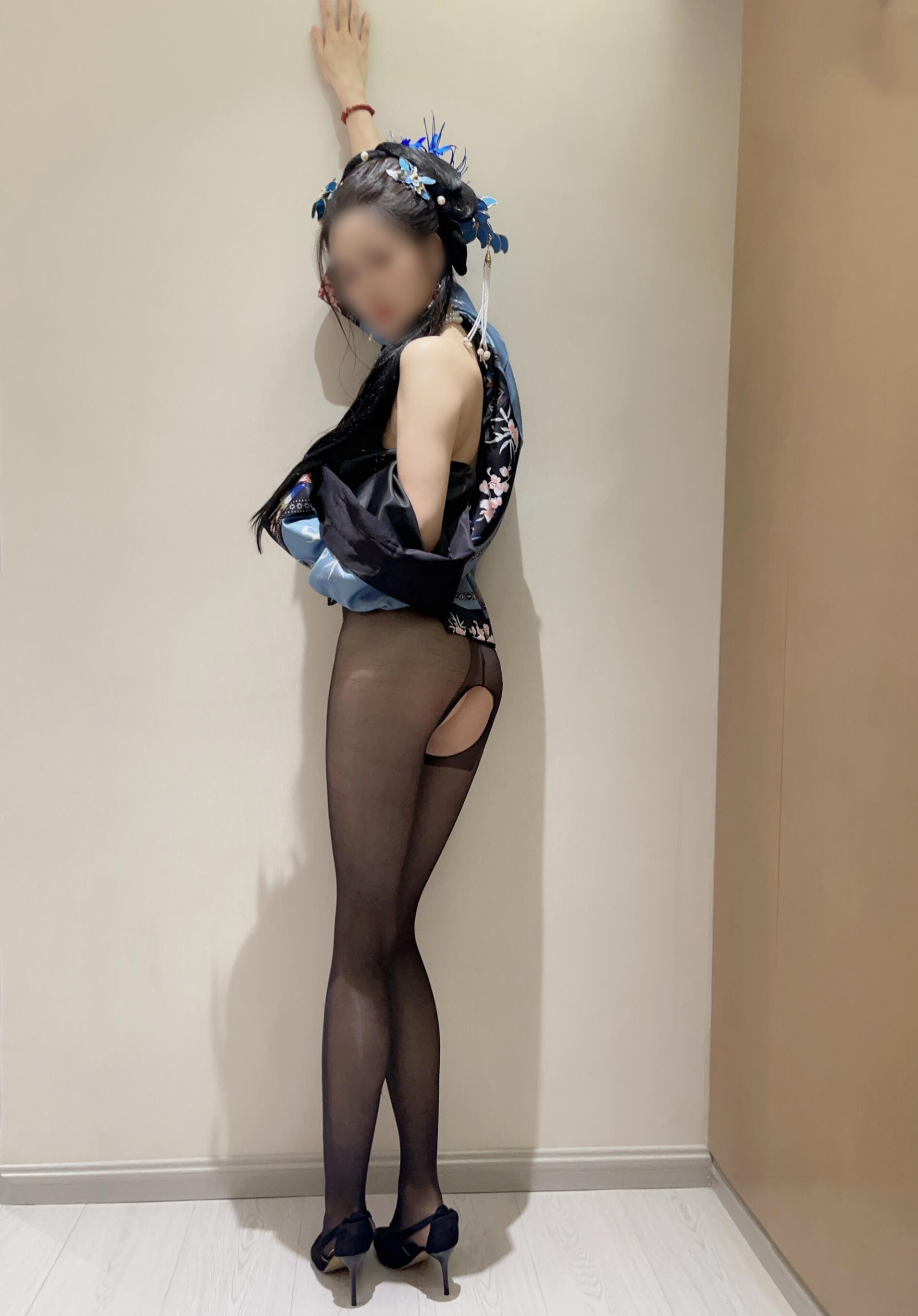 小家碧玉的淫靡真面目：白皙酮体下暗藏着狂野诱惑，每一撩拨都让人血脉膨胀。将反差进行到底（室内篇）。