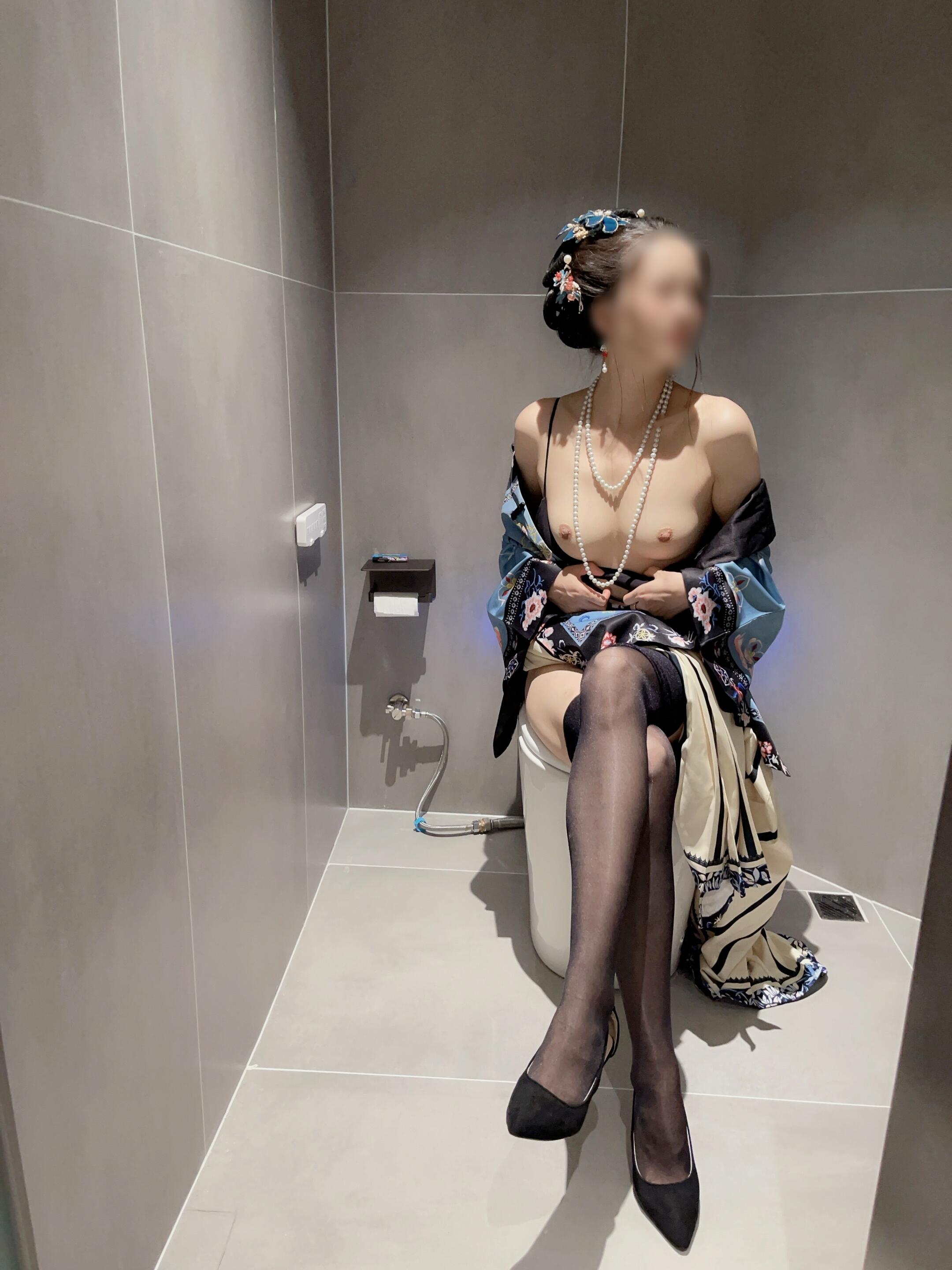 小家碧玉的淫靡真面目：白皙酮体下暗藏着狂野诱惑，每一撩拨都让人血脉膨胀。将反差进行到底（室内篇）。