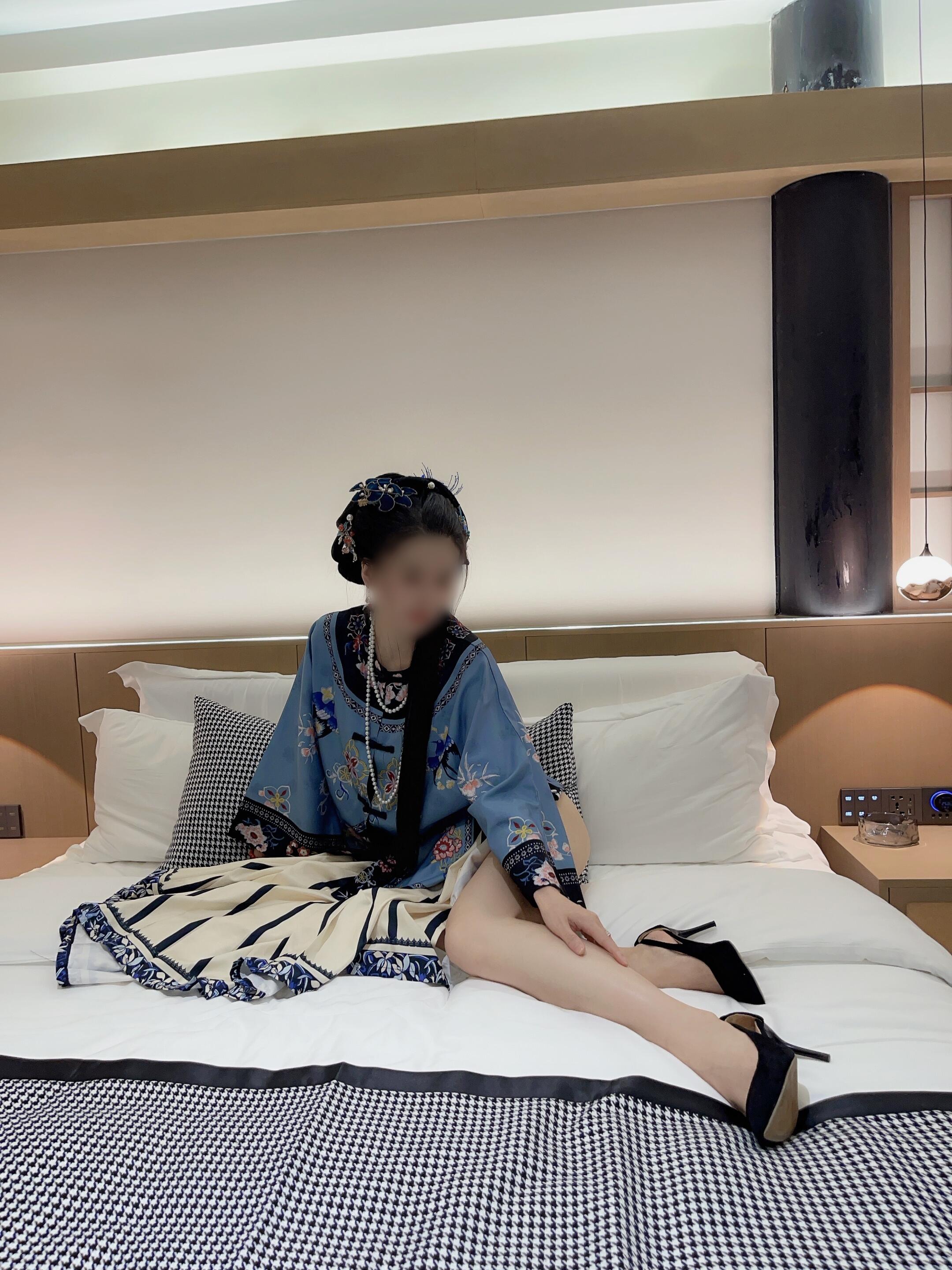 小家碧玉的淫靡真面目：白皙酮体下暗藏着狂野诱惑，每一撩拨都让人血脉膨胀。将反差进行到底（室内篇）。