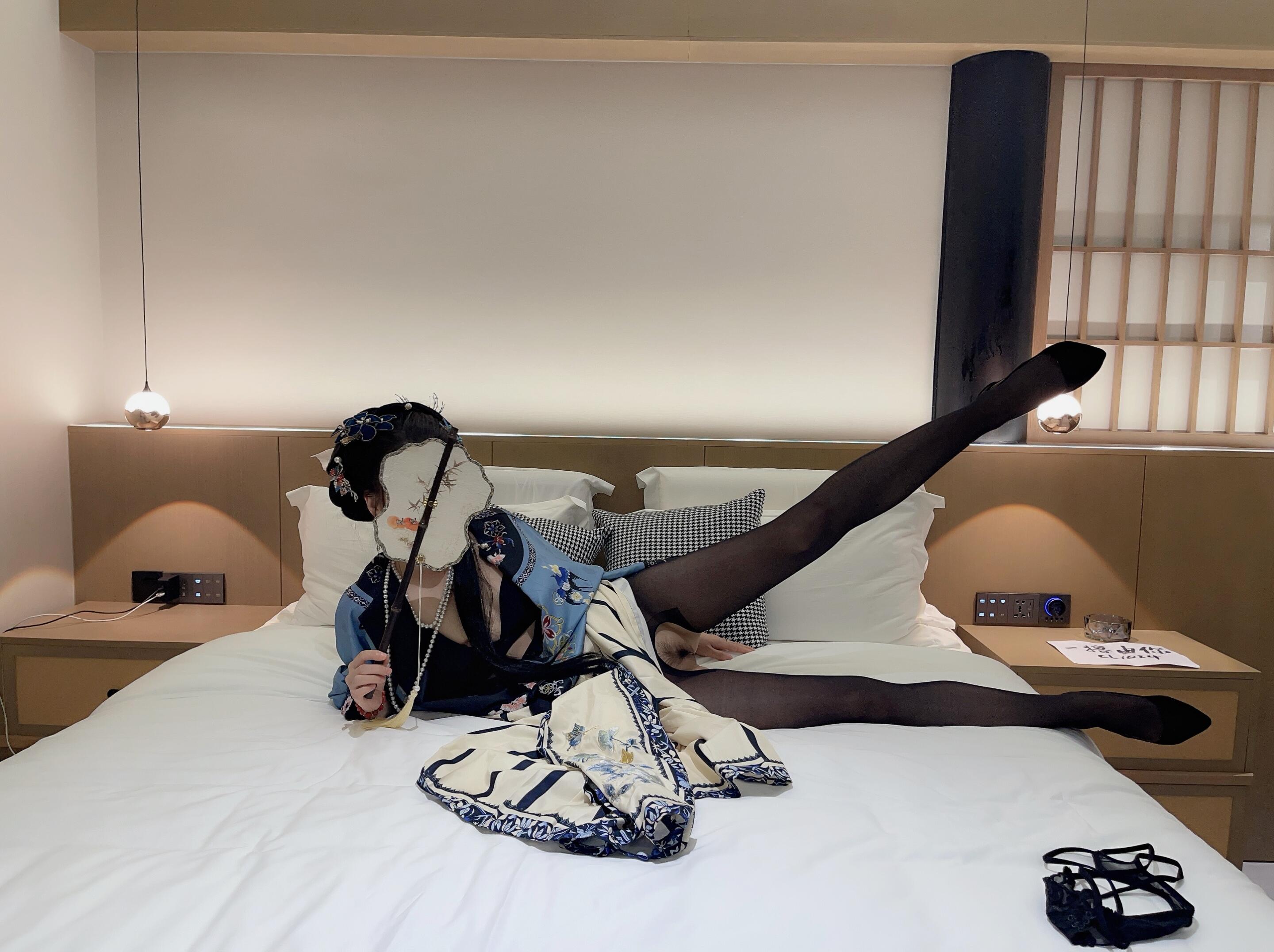 小家碧玉的淫靡真面目：白皙酮体下暗藏着狂野诱惑，每一撩拨都让人血脉膨胀。将反差进行到底（室内篇）。