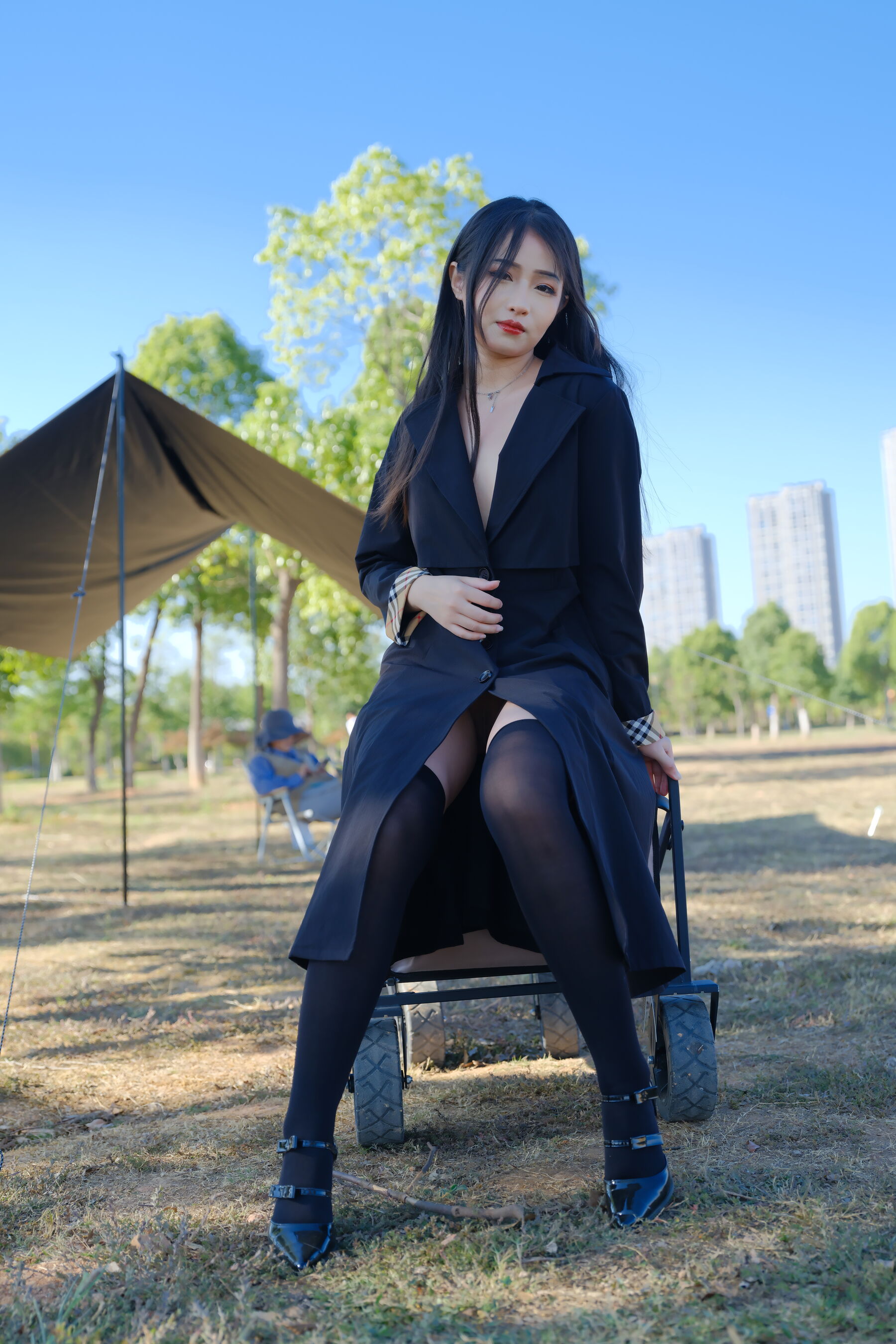 白嫩的骚妞在野外