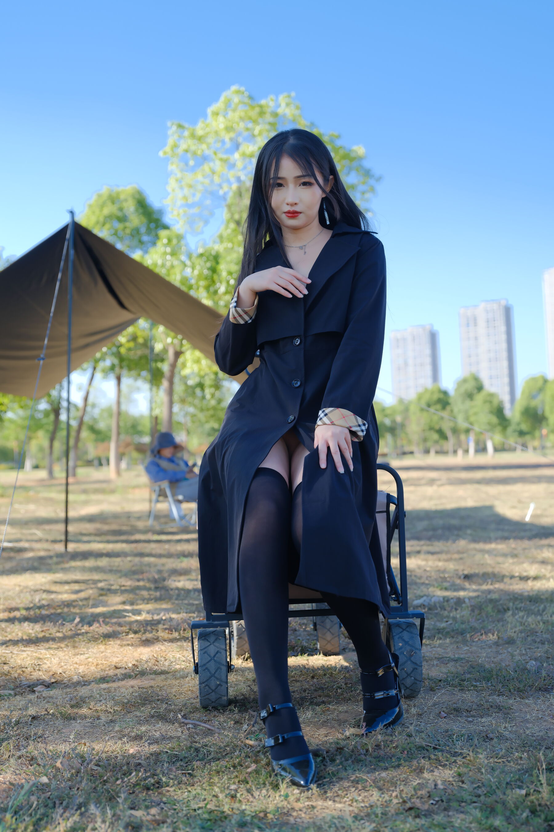 白嫩的骚妞在野外