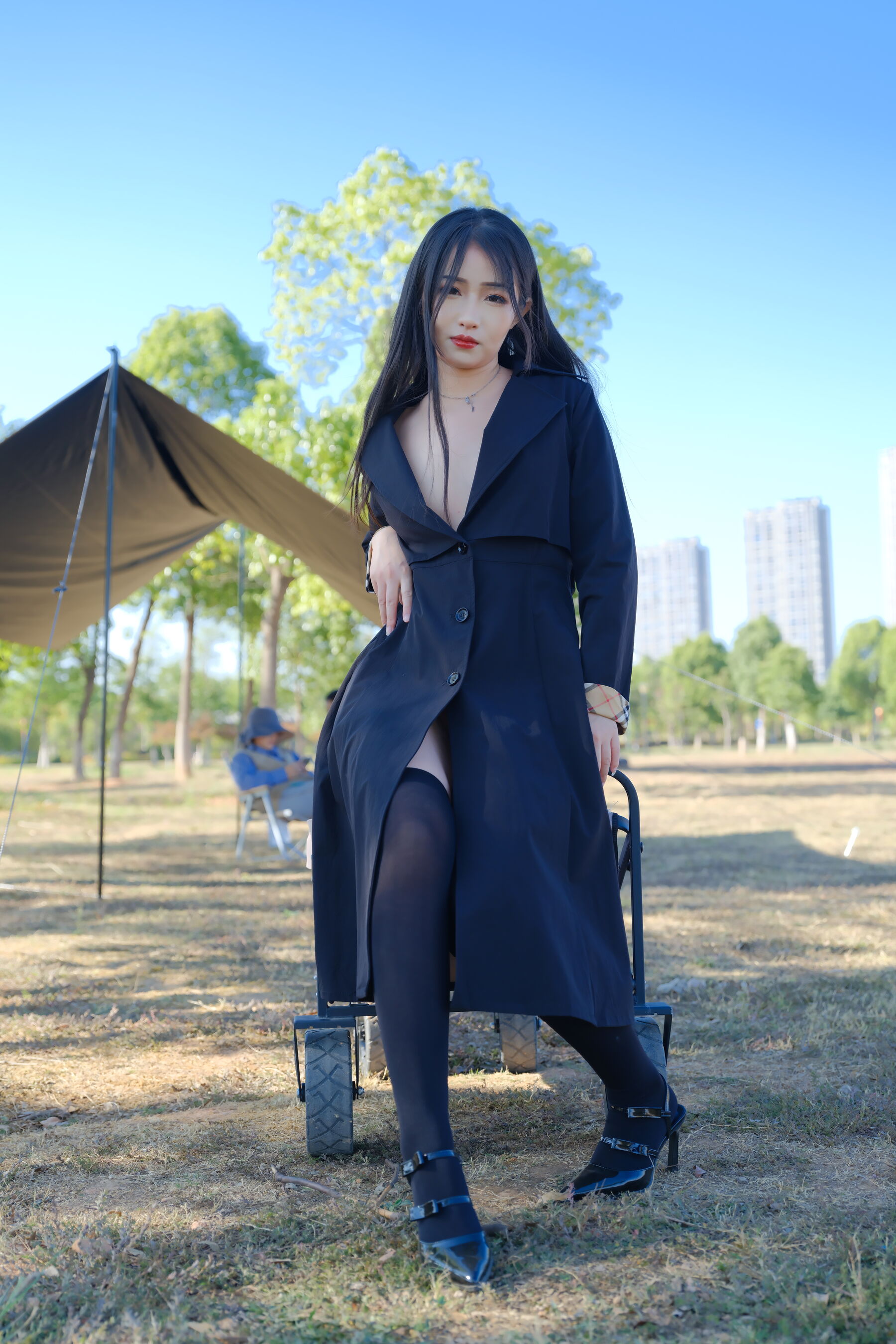 白嫩的骚妞在野外