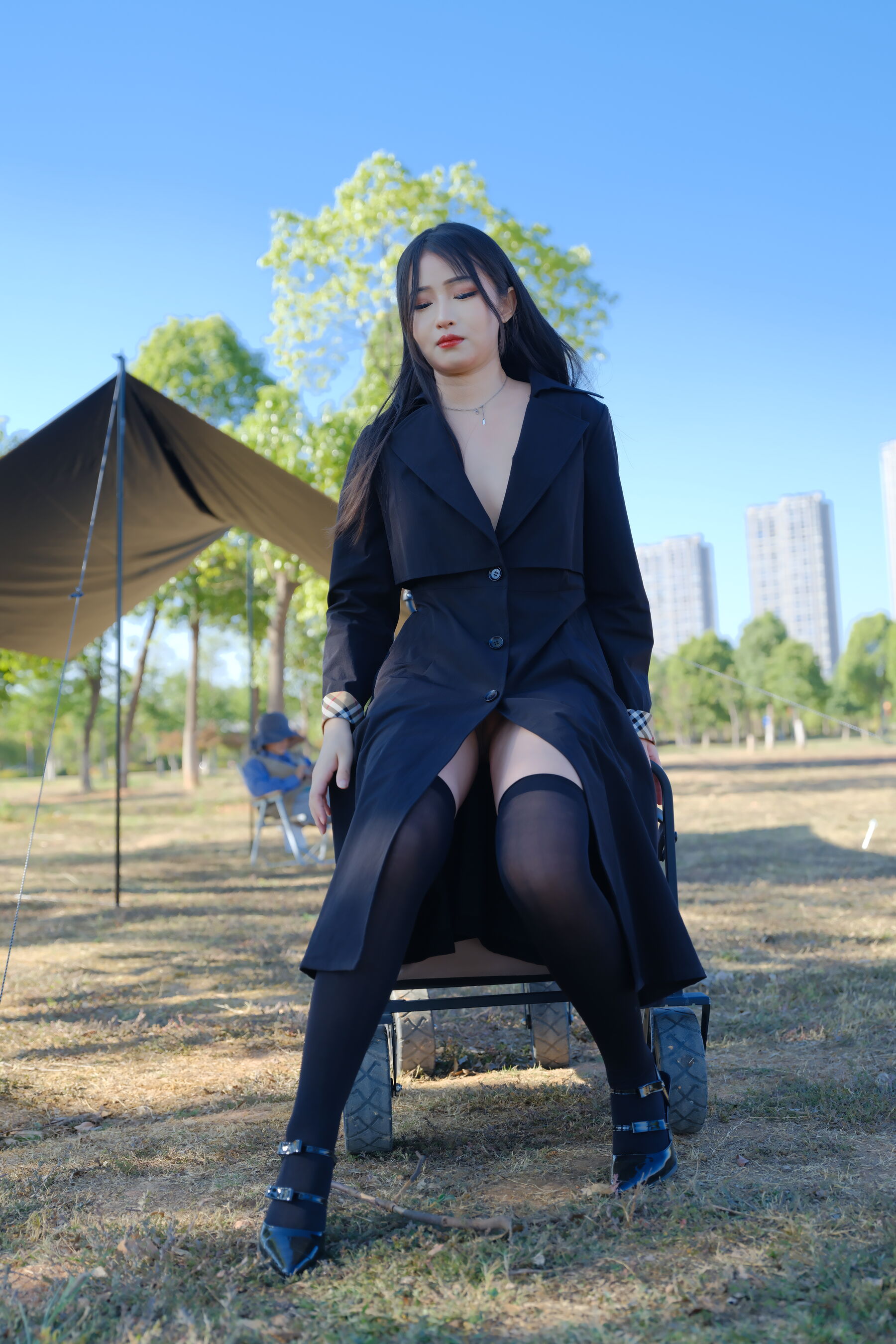 白嫩的骚妞在野外