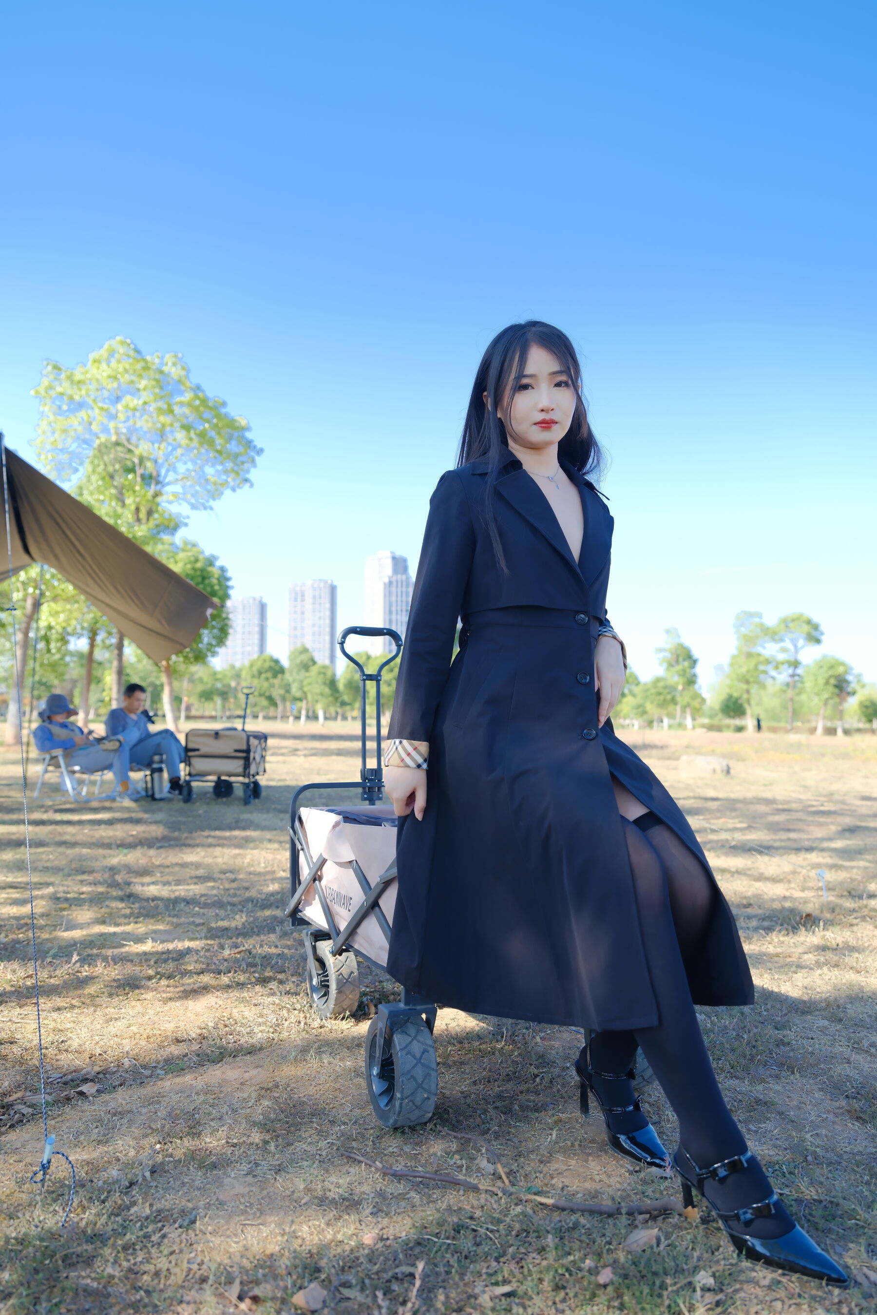 白嫩的骚妞在野外