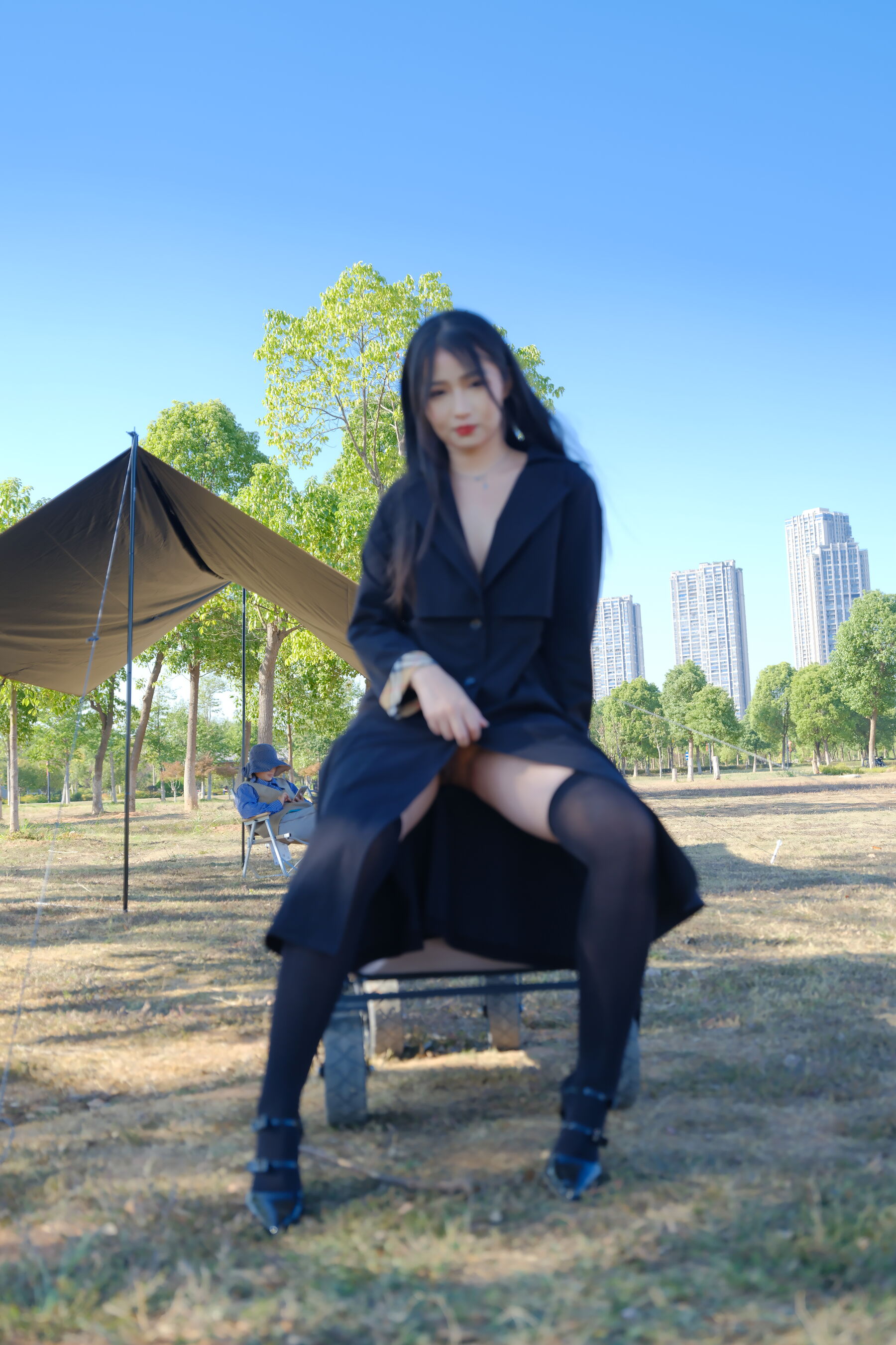 白嫩的骚妞在野外