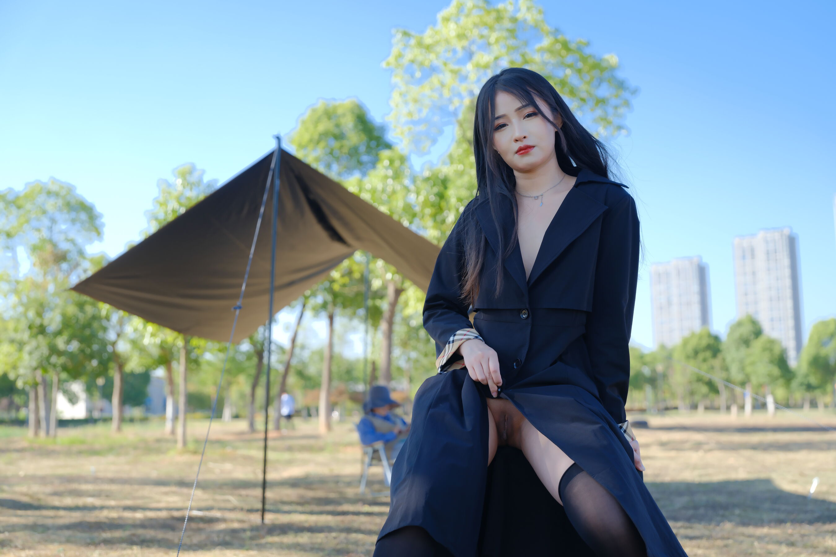 白嫩的骚妞在野外