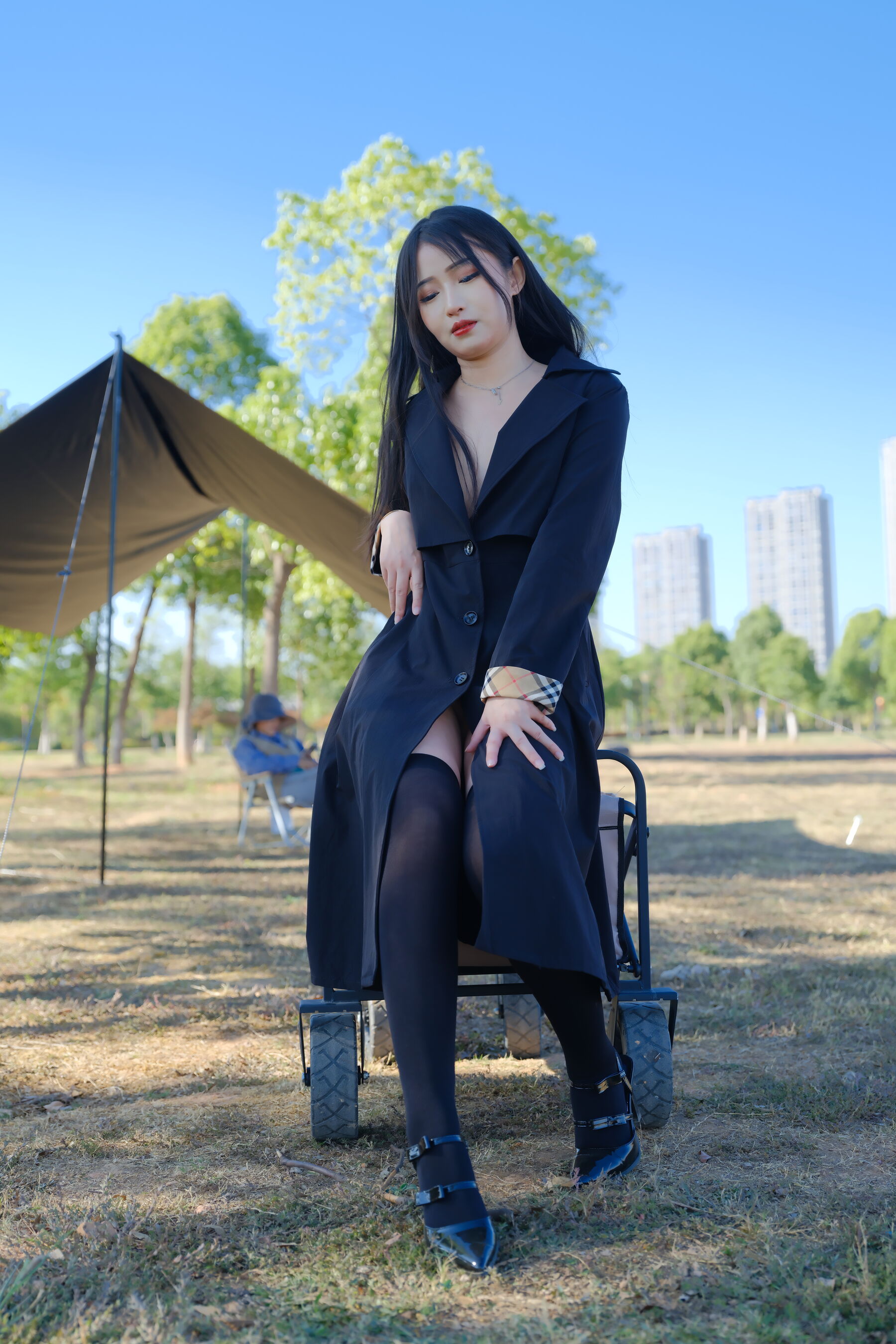 白嫩的骚妞在野外