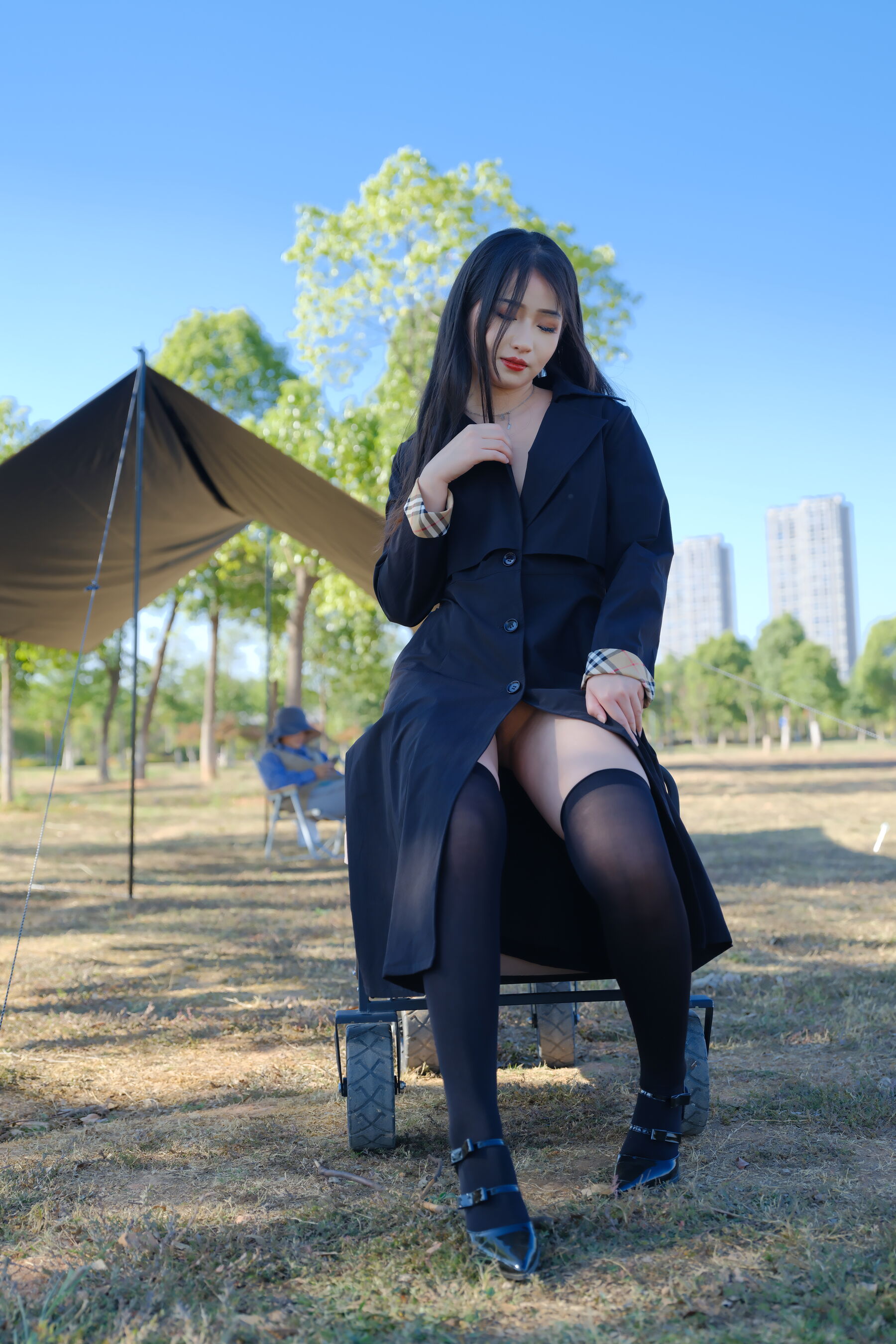 白嫩的骚妞在野外