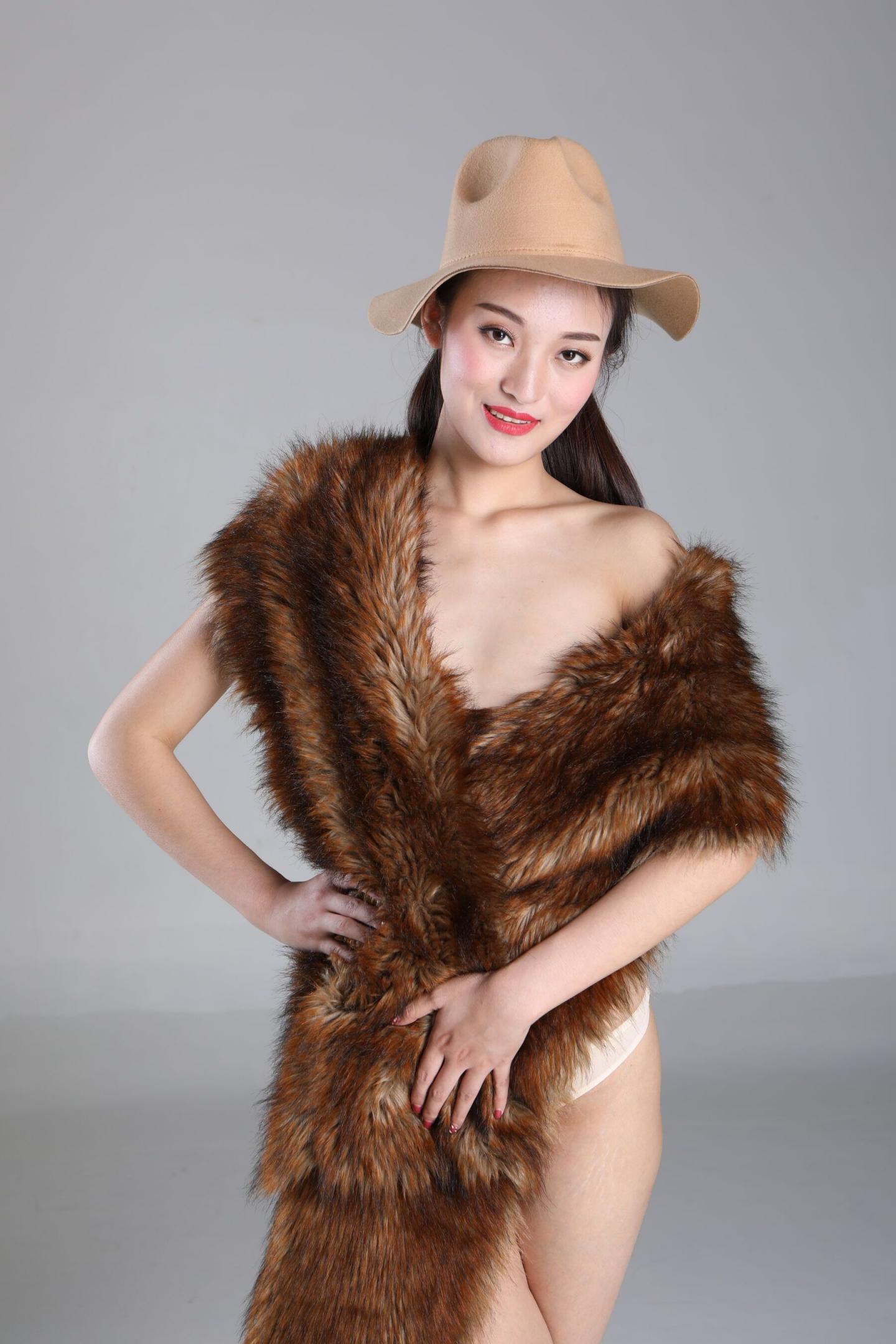 皮草与白嫩妹子是绝配