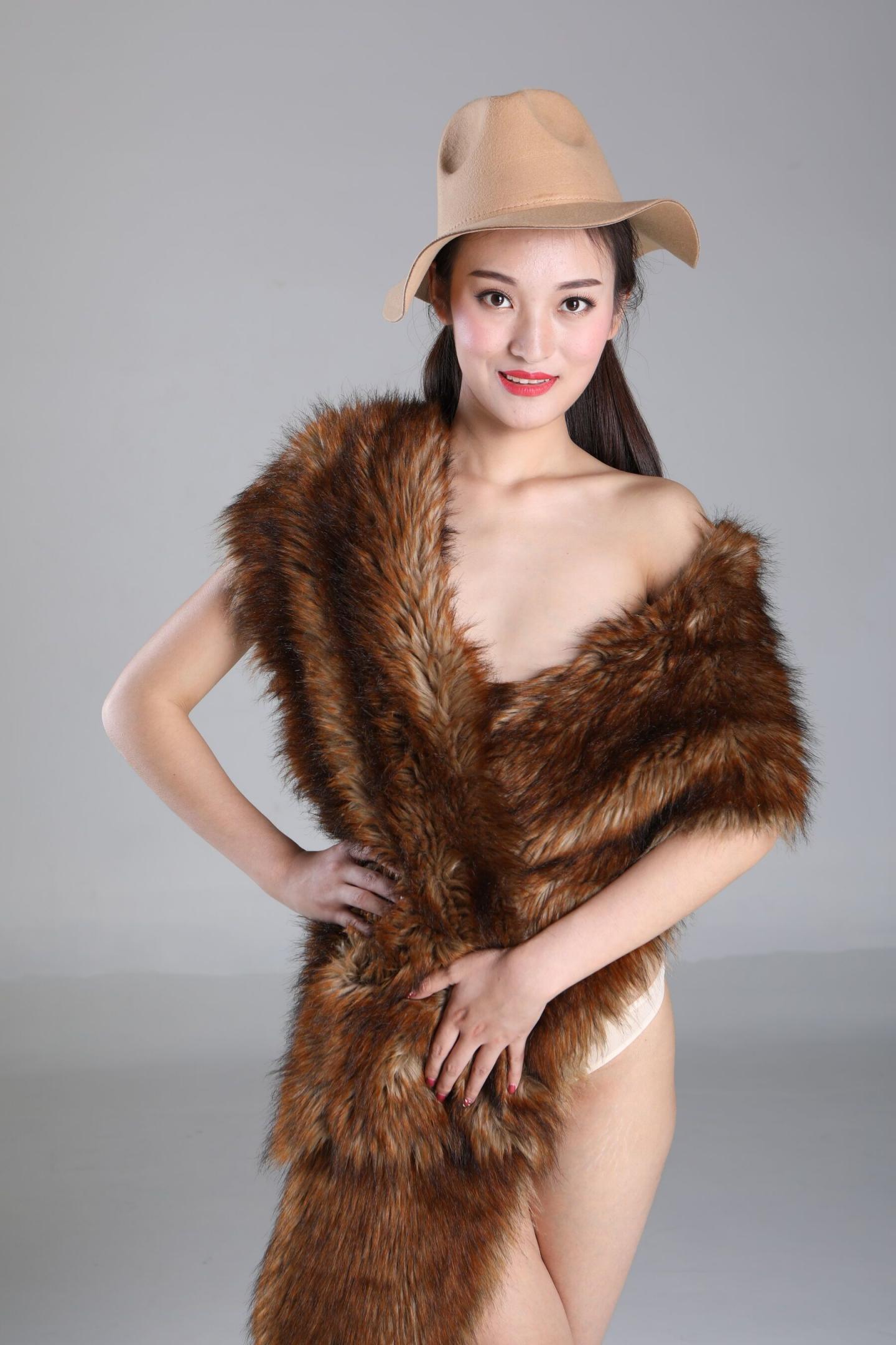 皮草与白嫩妹子是绝配