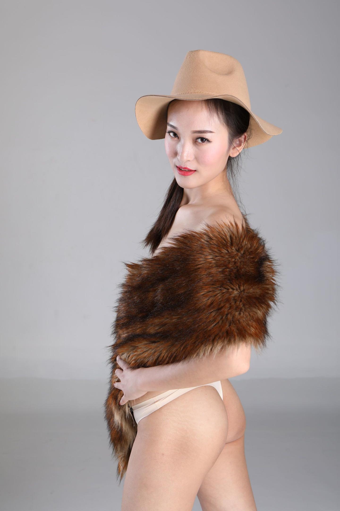 皮草与白嫩妹子是绝配