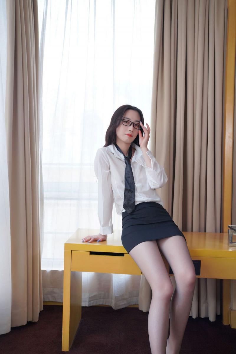 挺有气质的白嫩小姐姐