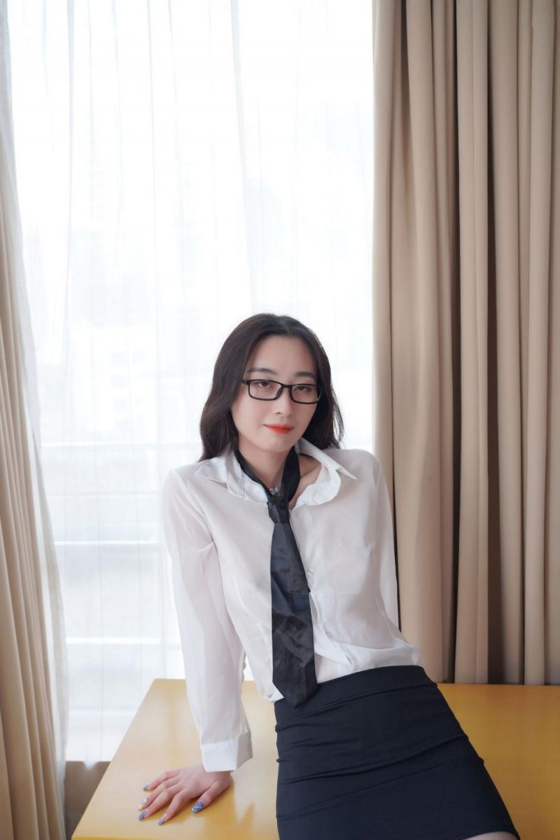 挺有气质的白嫩小姐姐