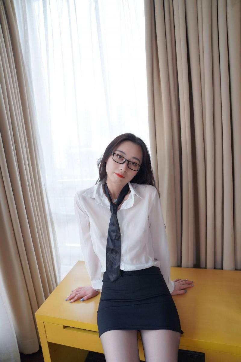 挺有气质的白嫩小姐姐