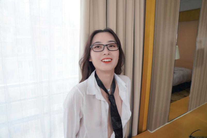 挺有气质的白嫩小姐姐