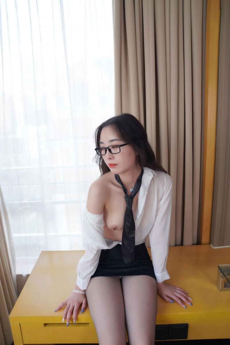 挺有气质的白嫩小姐姐