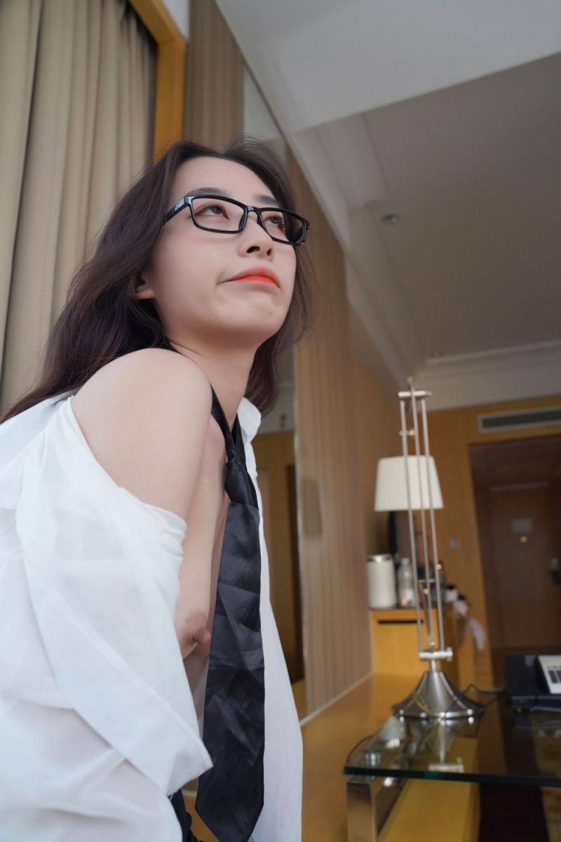 挺有气质的白嫩小姐姐