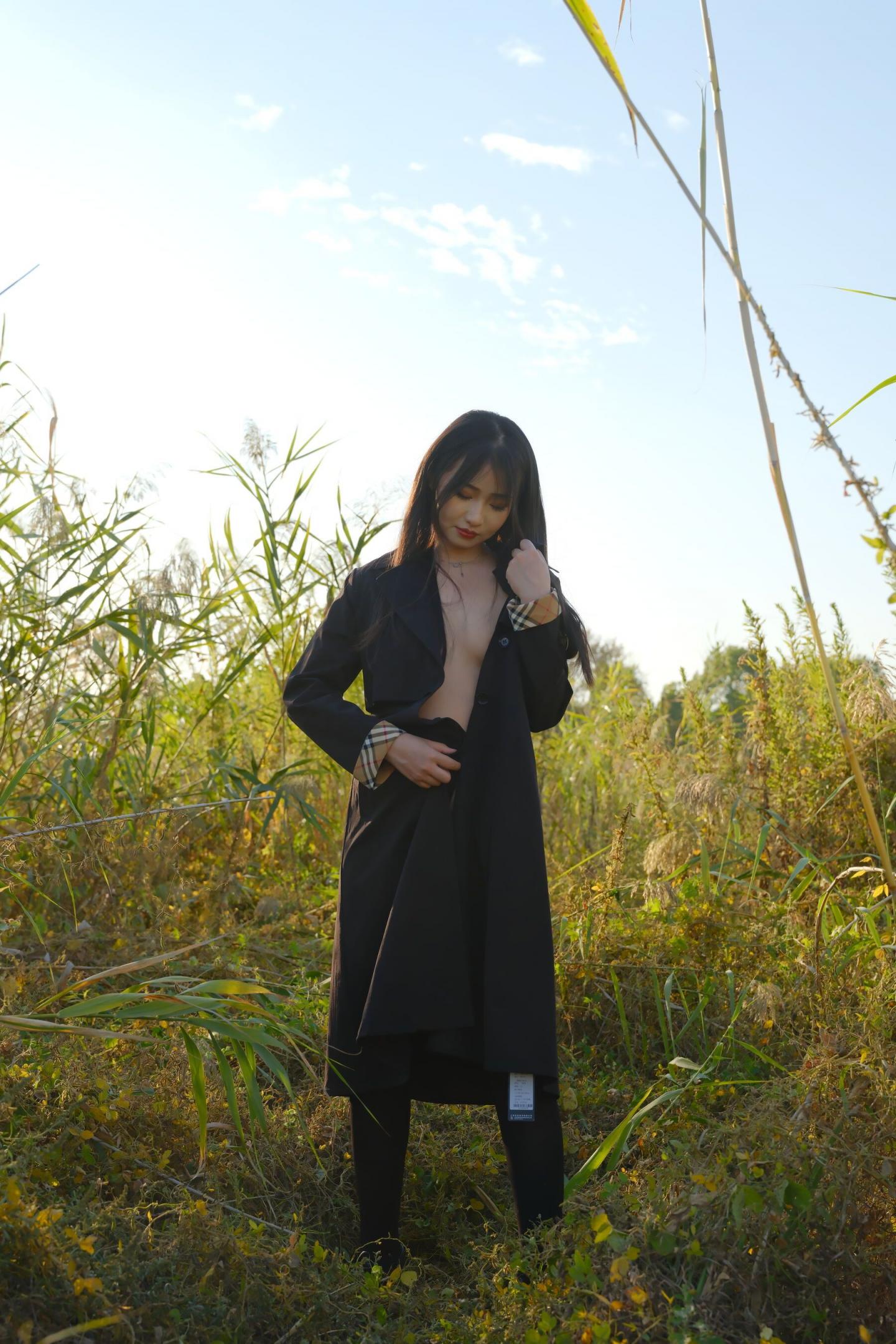 野外的妹子想不想来一场野战