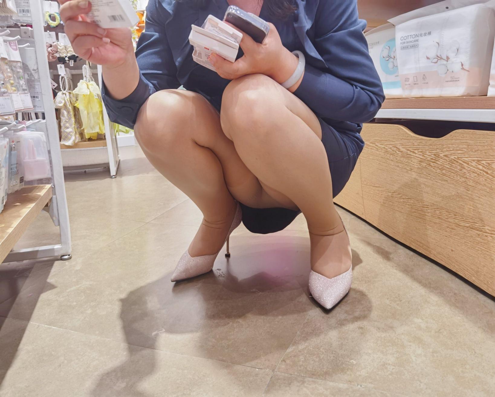 若隐若现的裙底