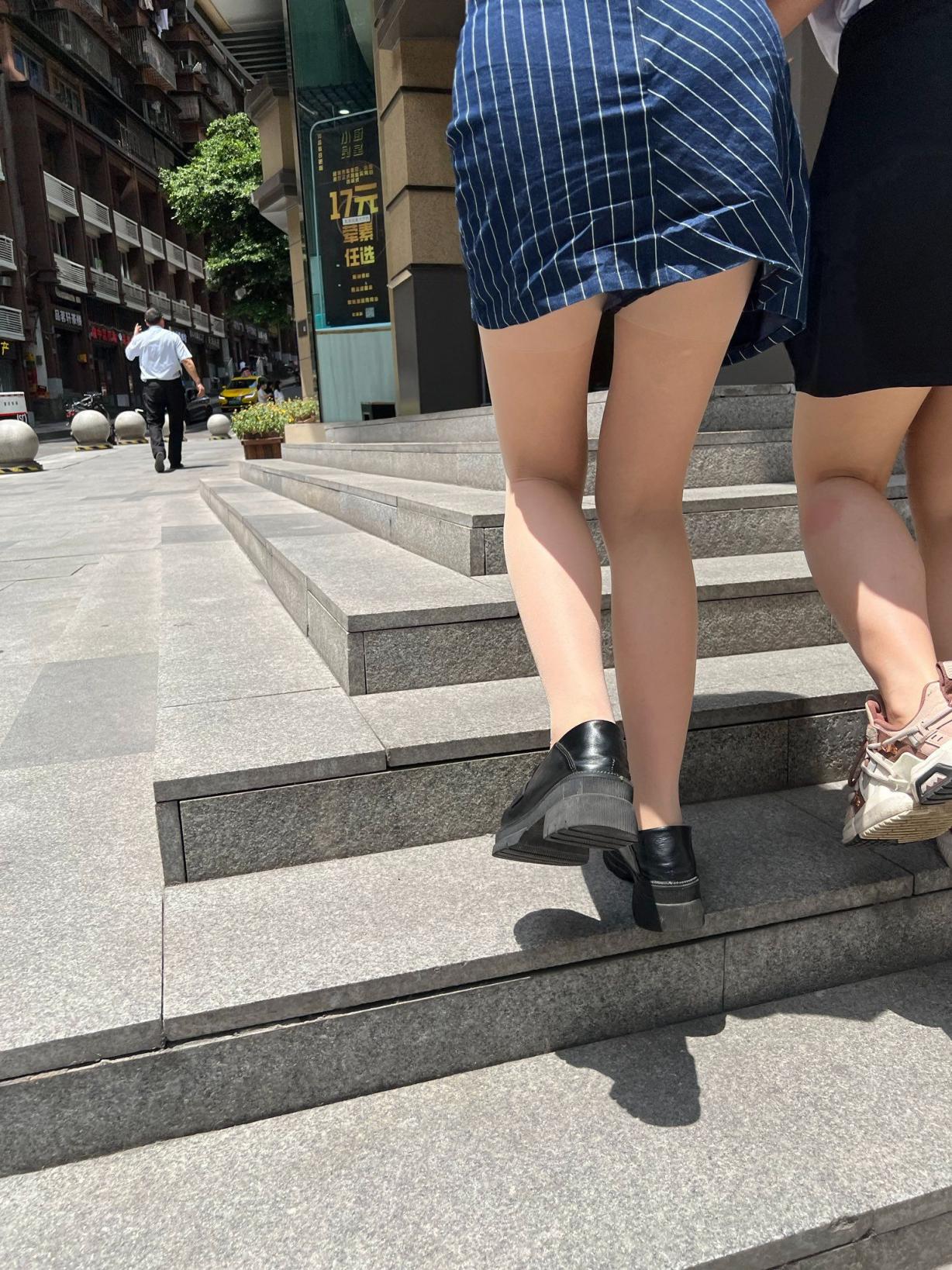 若隐若现的裙底