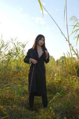 野外的妹子想不想来一场野战