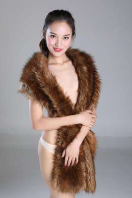 皮草与白嫩妹子是绝配