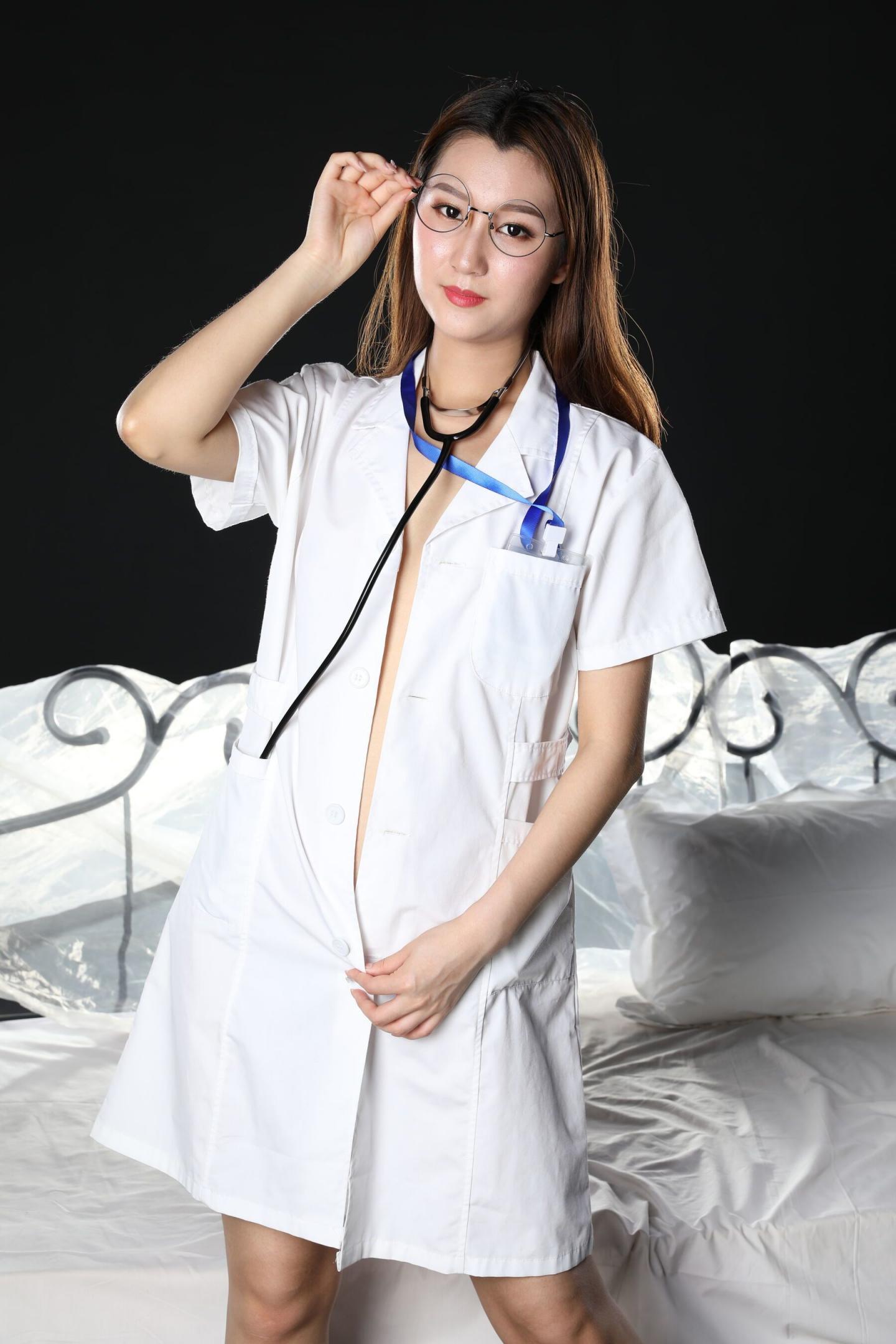 穿着护士服的小骚逼