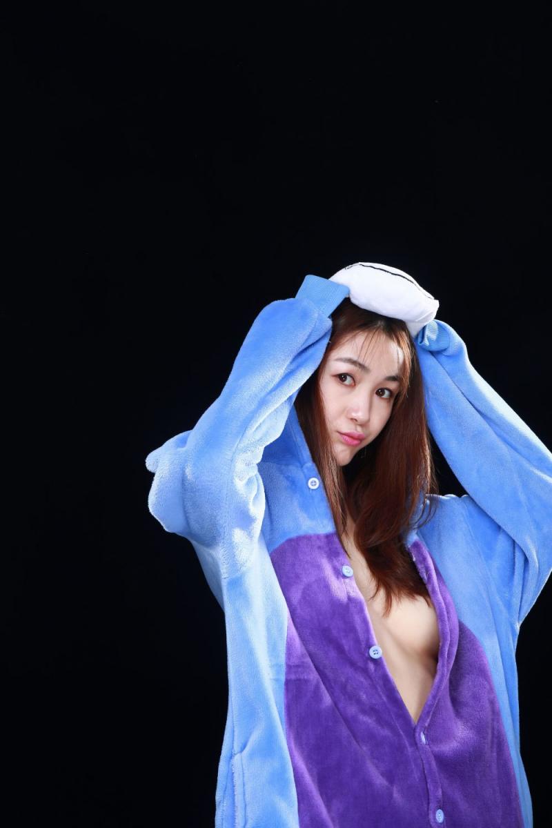 妹子白嫩的肉体就掩盖在衣服之下