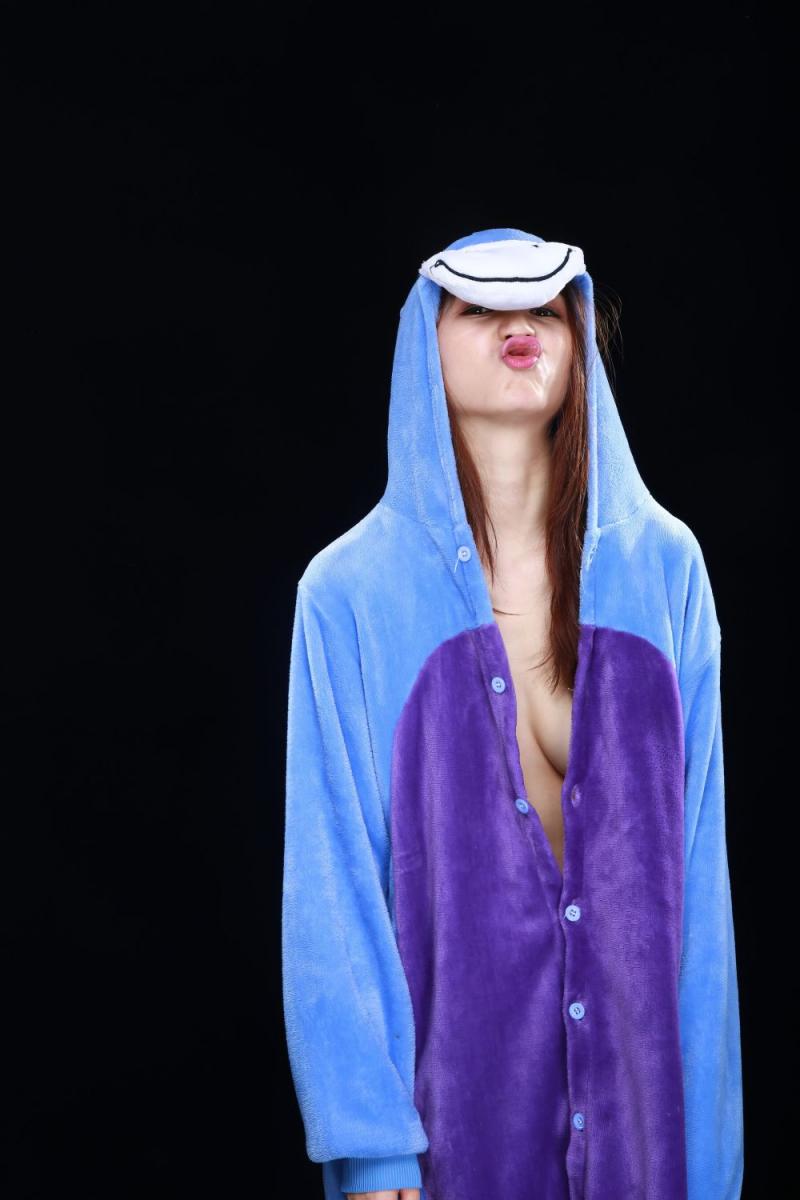 妹子白嫩的肉体就掩盖在衣服之下