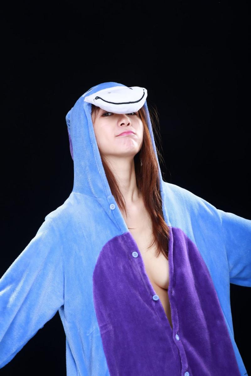 妹子白嫩的肉体就掩盖在衣服之下