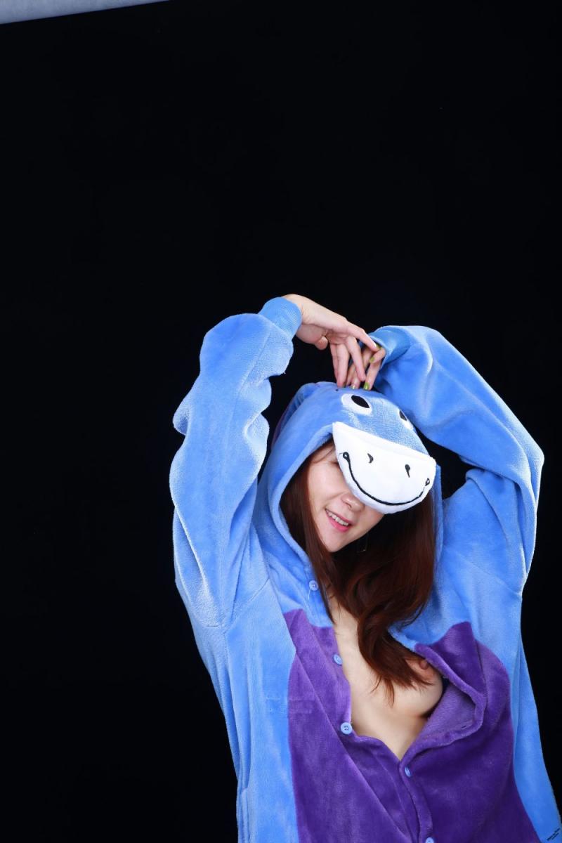 妹子白嫩的肉体就掩盖在衣服之下