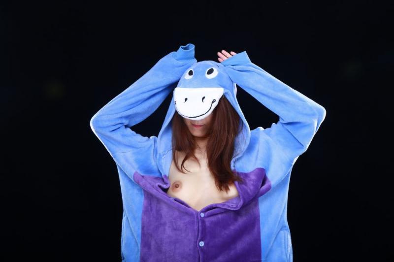 妹子白嫩的肉体就掩盖在衣服之下