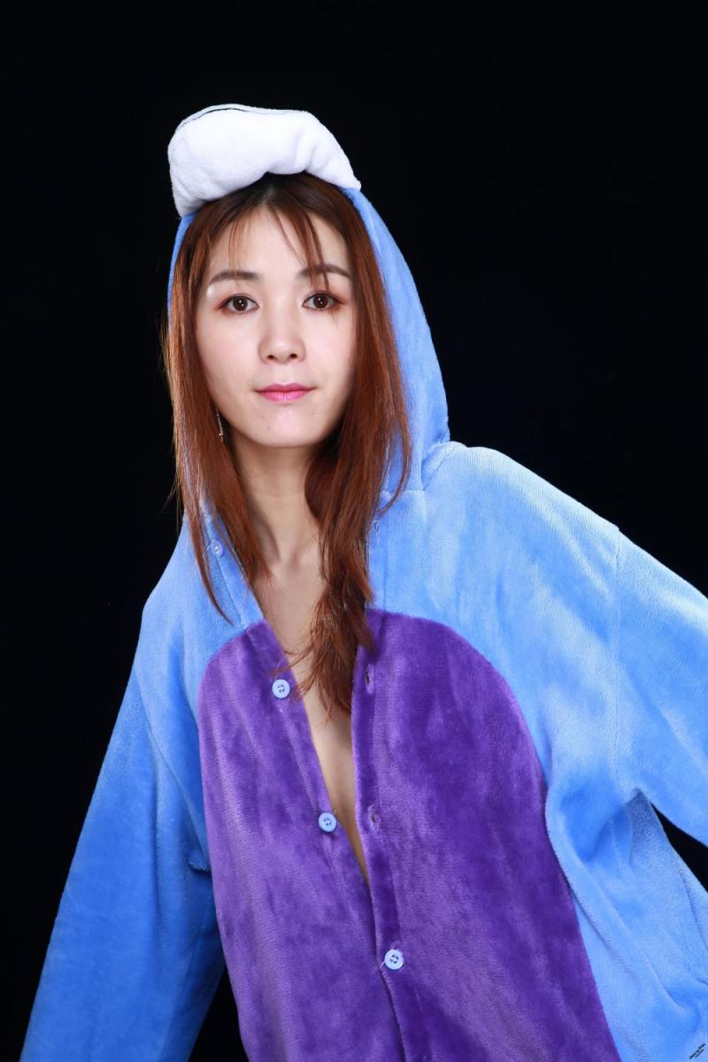 妹子白嫩的肉体就掩盖在衣服之下