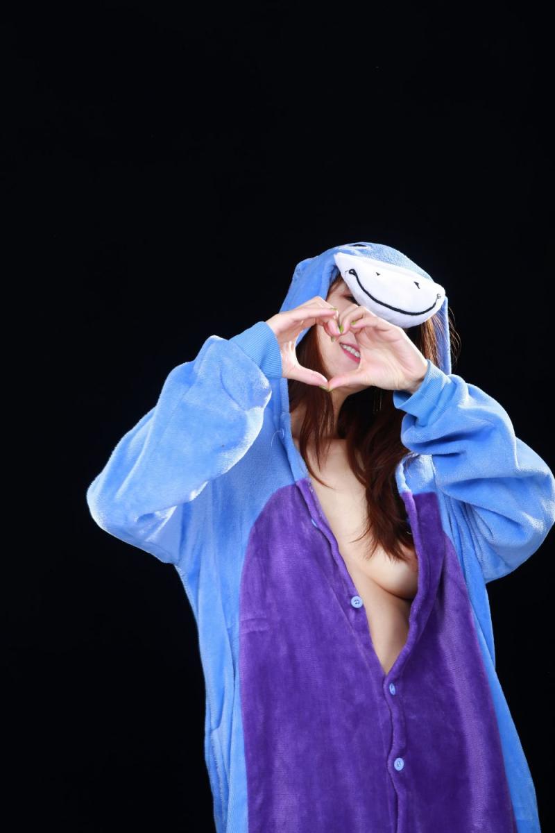 妹子白嫩的肉体就掩盖在衣服之下