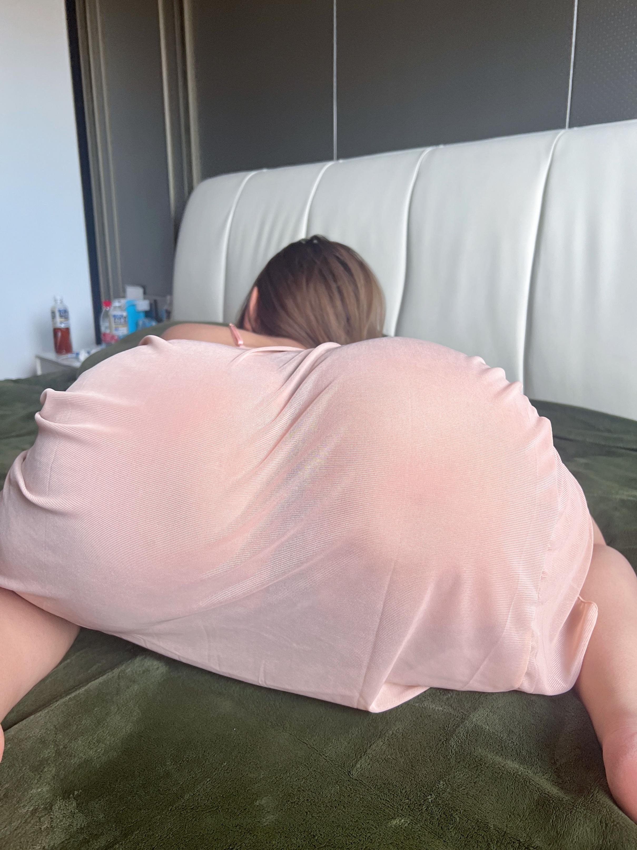 小u优优子 - 粉色半透明吊带裙