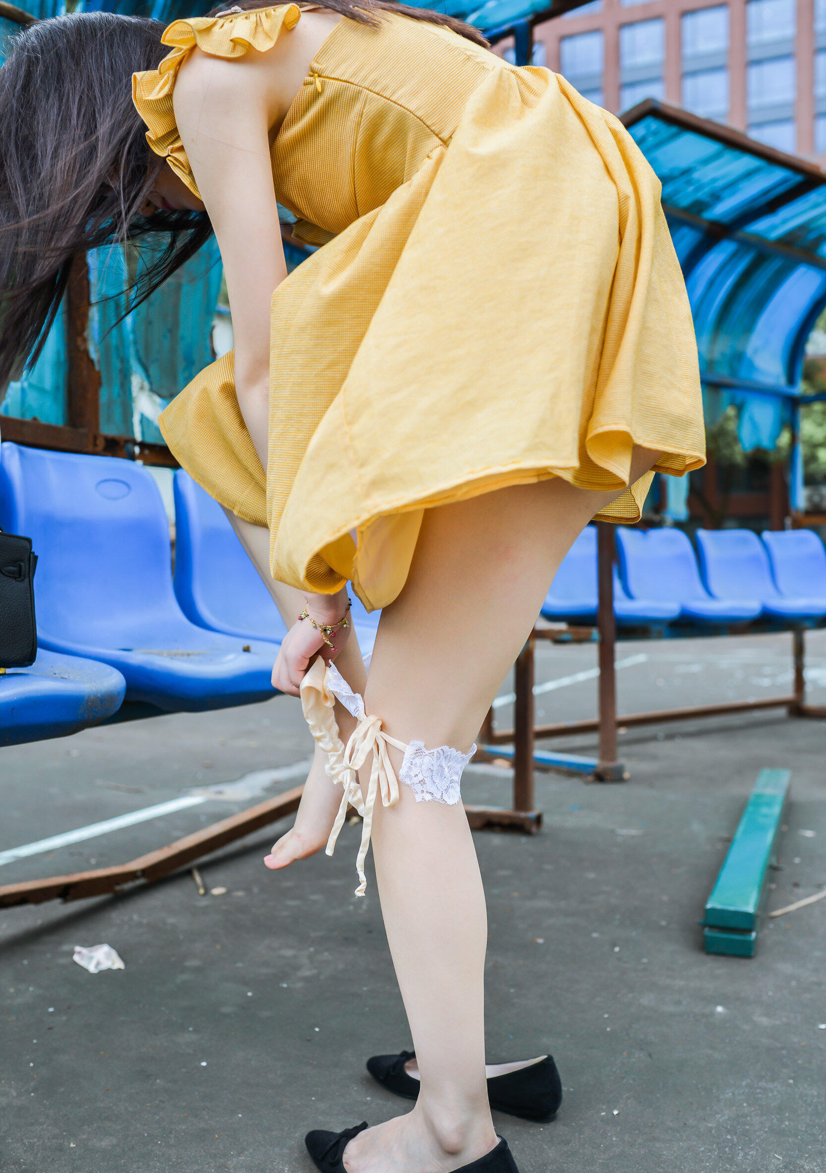 在学校露出的大学妹子